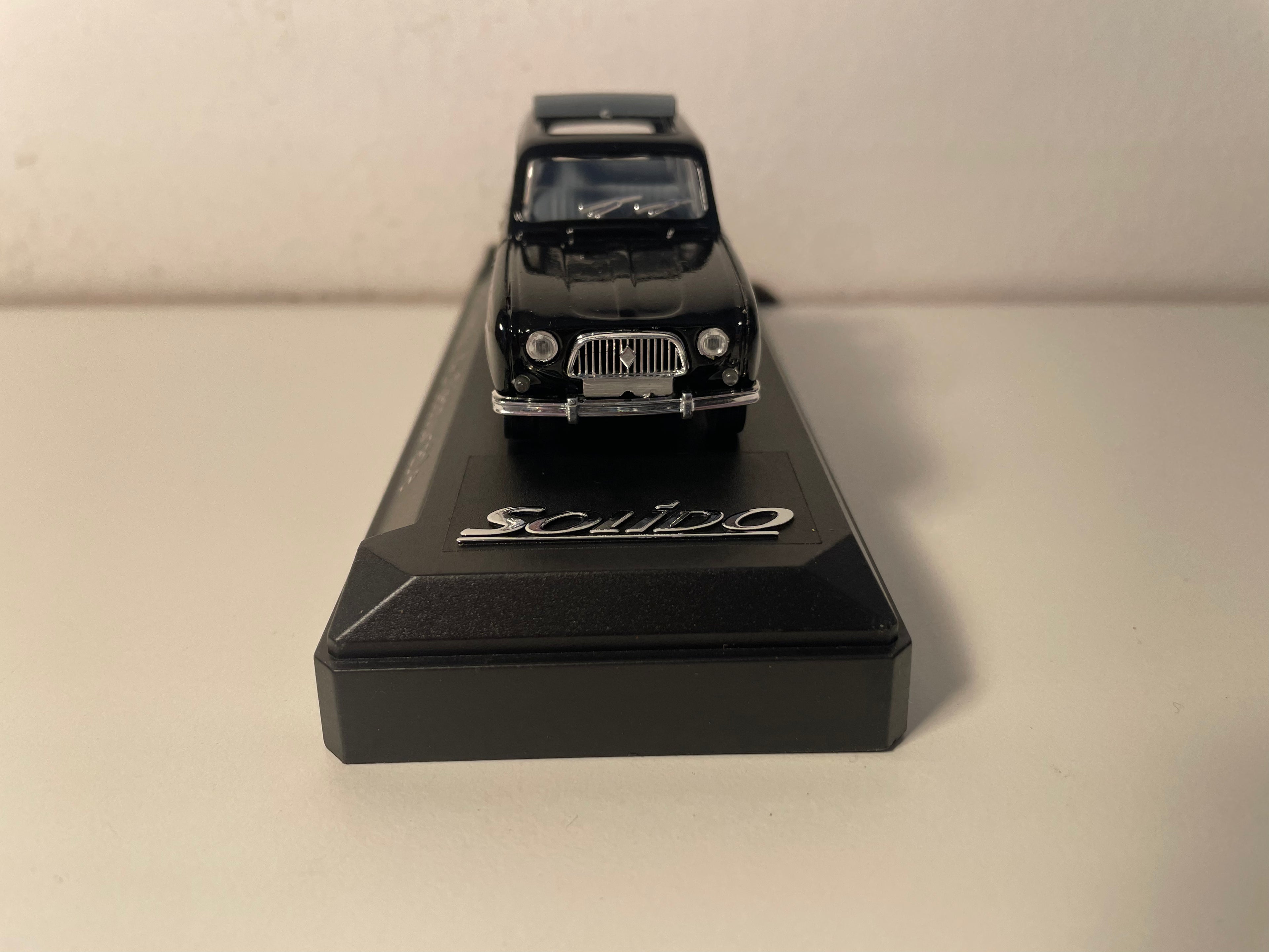 Renault 4L Parisienne noire et damiers noirs et verts? - Solido référence 4545