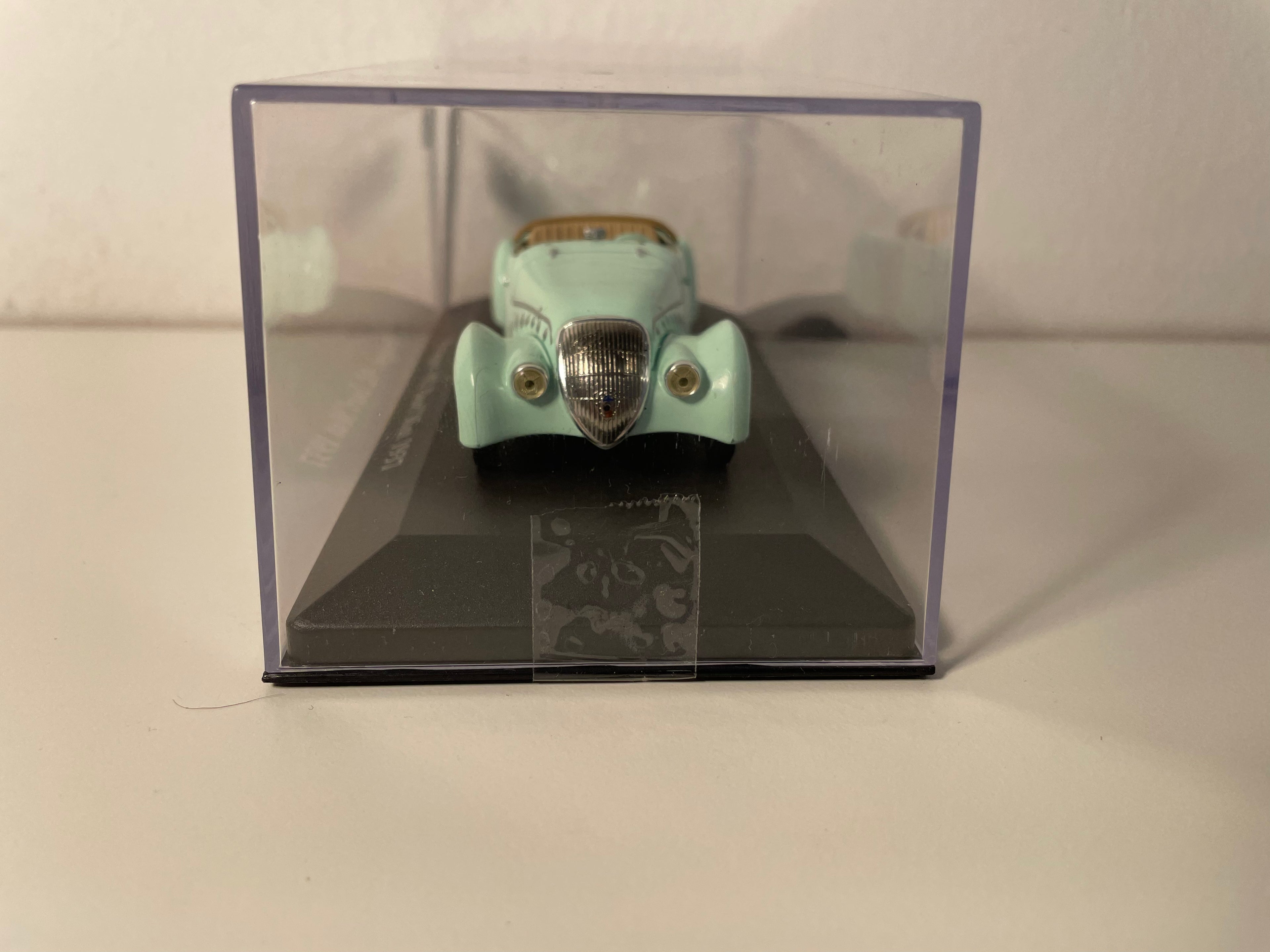 Hellgrénge Peugeot 402 Darl'Mat vun 1937