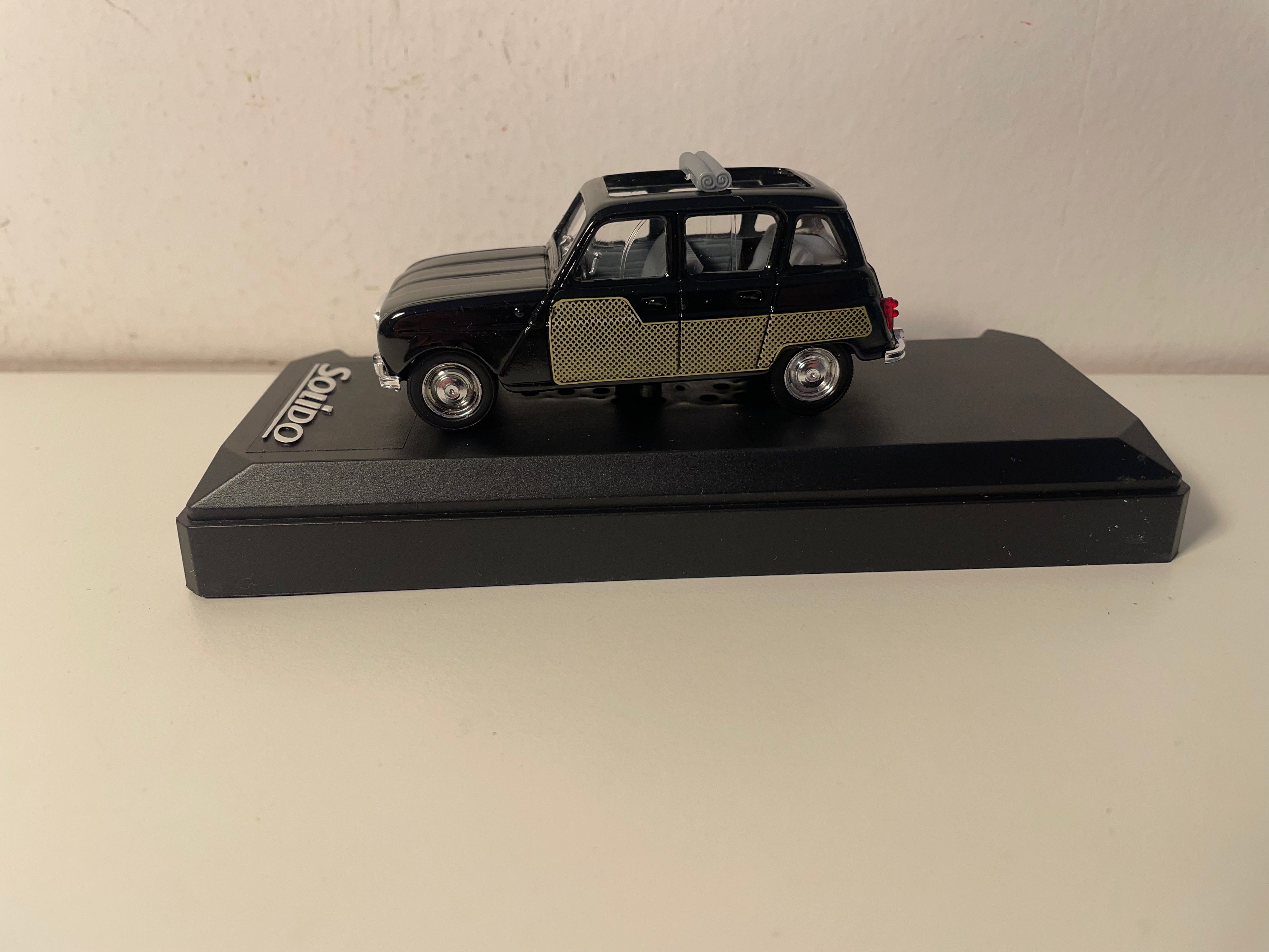 Renault 4L Parisienne noire et damiers noirs et verts? - Solido référence 4545