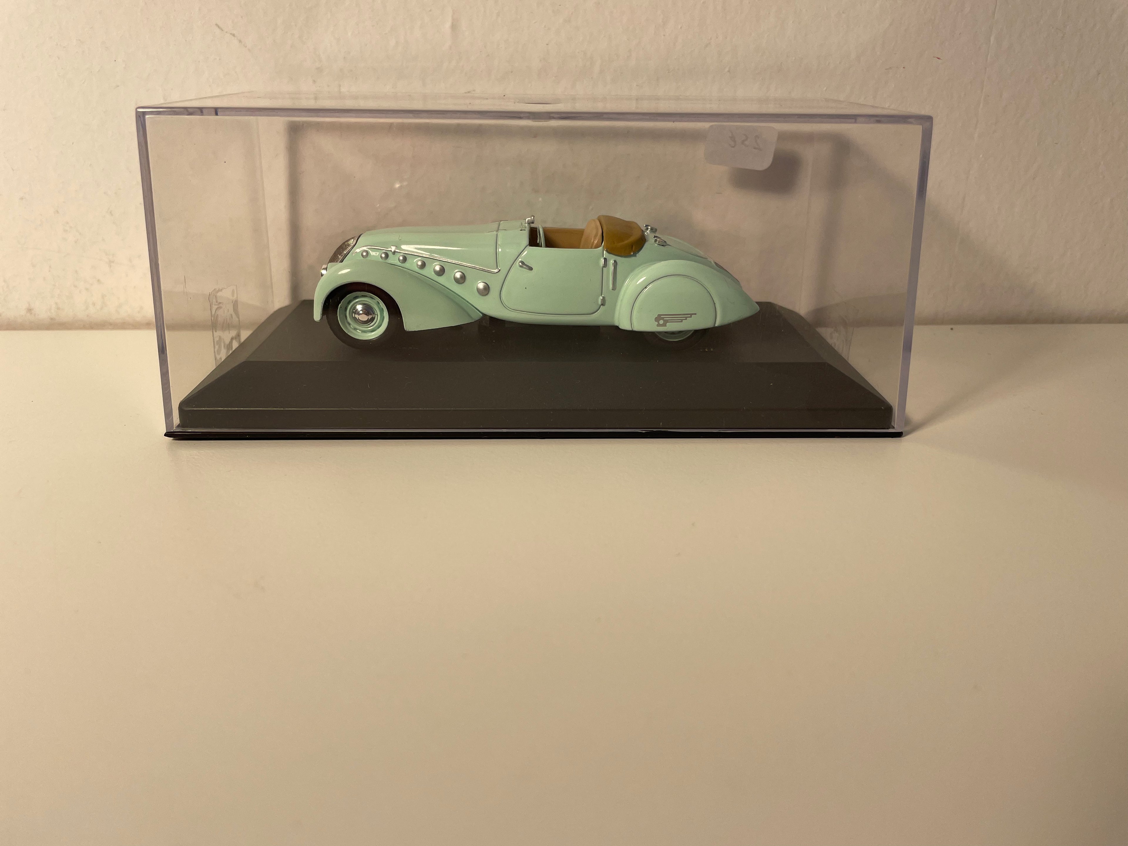 Hellgrénge Peugeot 402 Darl'Mat vun 1937