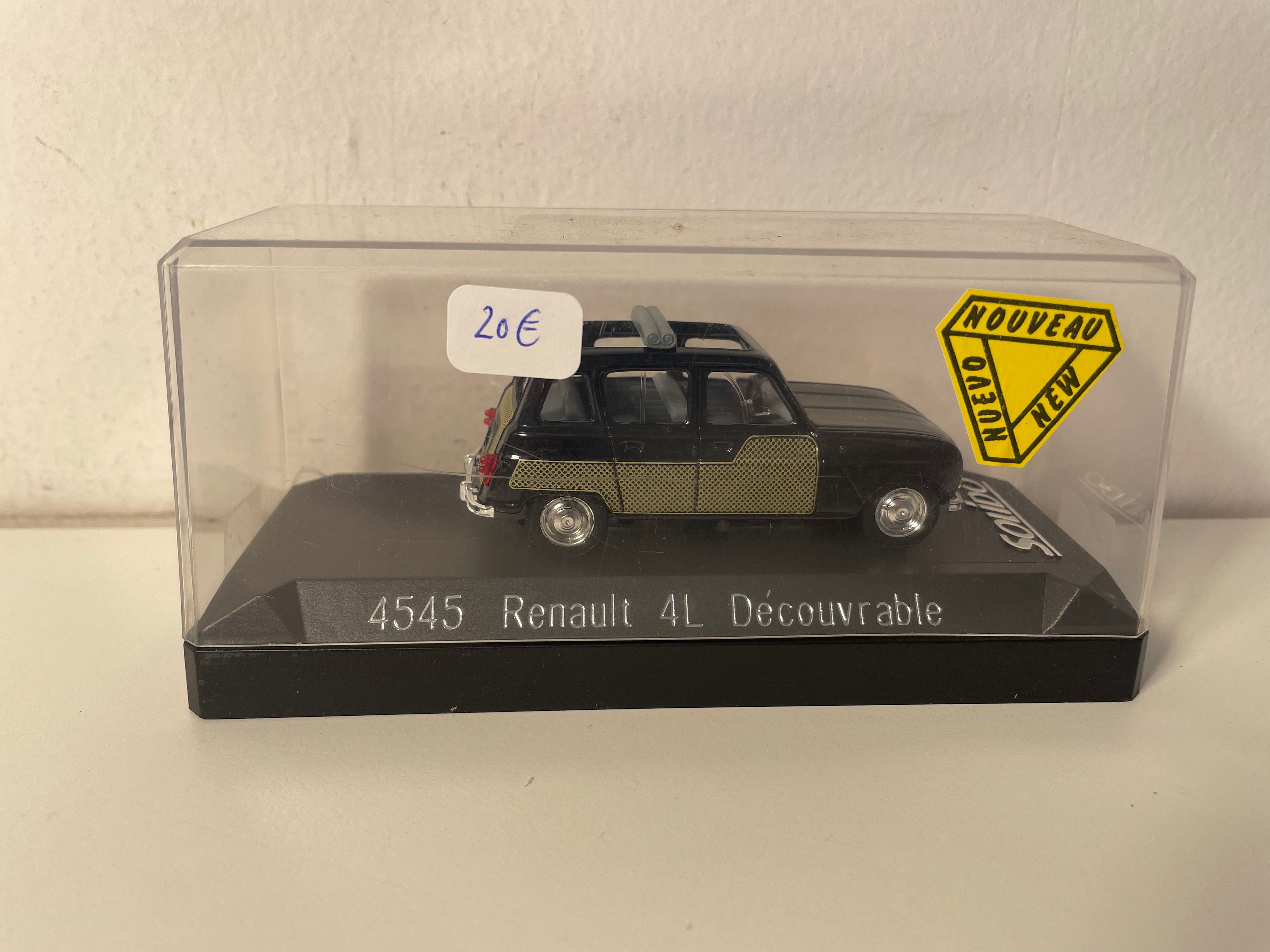 Renault 4L Parisienne noire et damiers noirs et verts? - Solido référence 4545