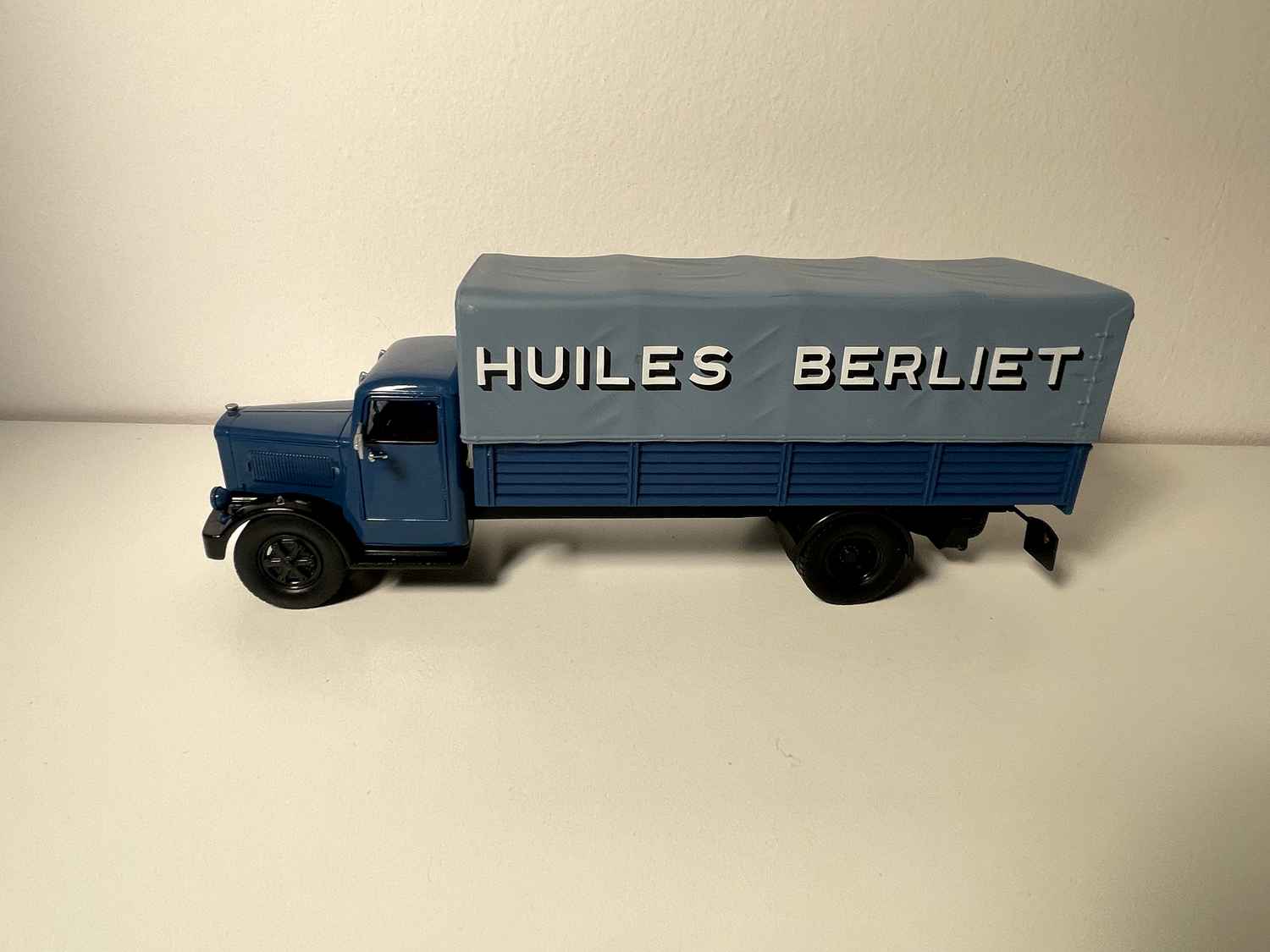 Berliet RDA 7W Camión Aceites Berliet - camión azul