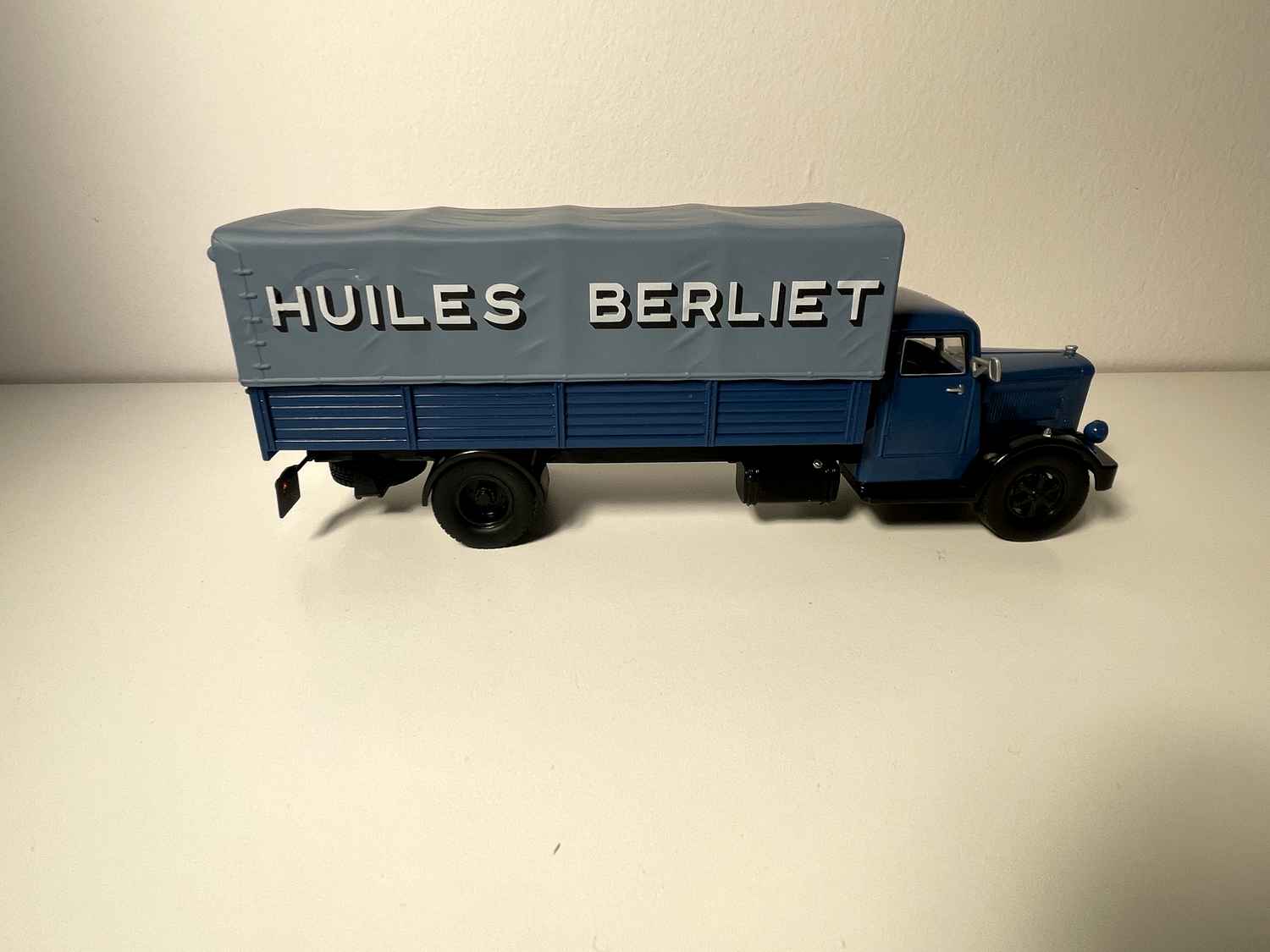 Berliet RDA 7W Camión Aceites Berliet - camión azul
