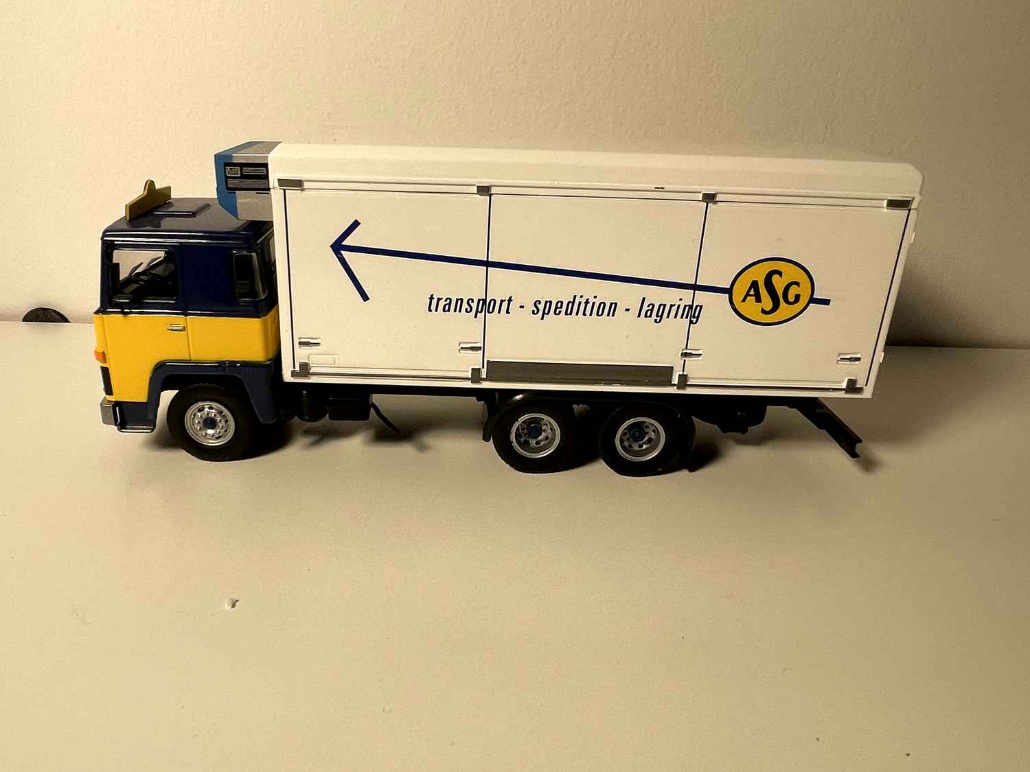 Camion Scania 140 V8 transport ASG cabine jaune et bleue et caisse blanche