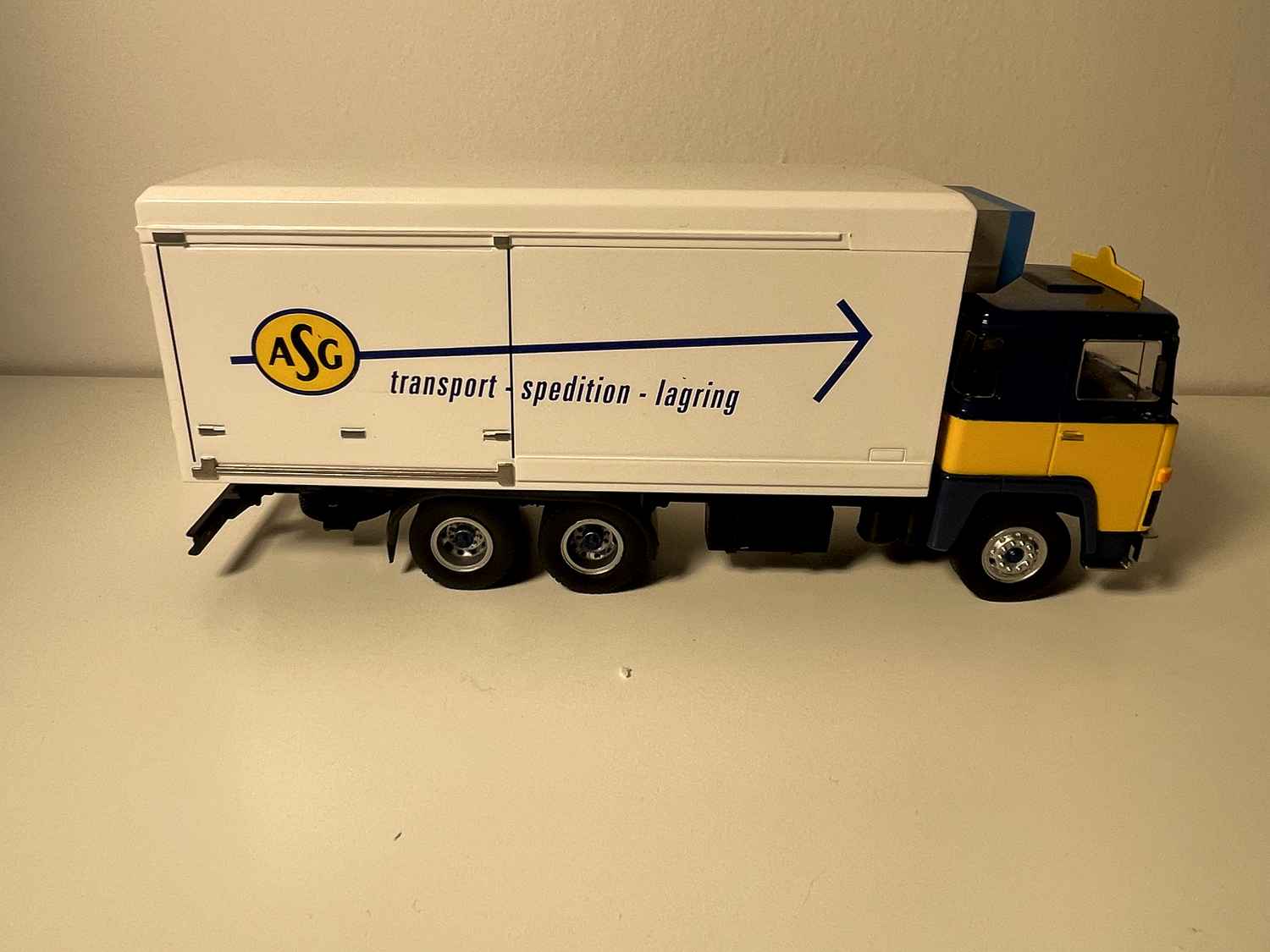 Camion Scania 140 V8 transport ASG cabine jaune et bleue et caisse blanche