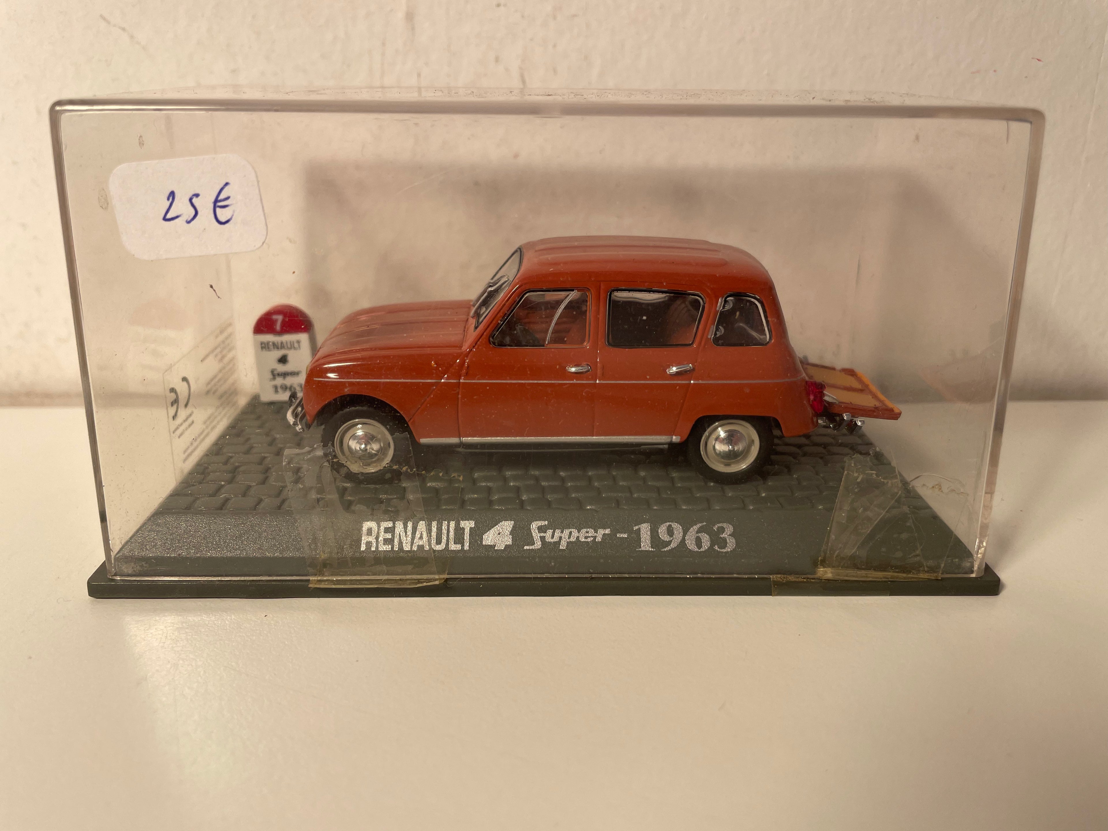 Renault 4 Super Braun von 1963 (Offener Kofferraum)