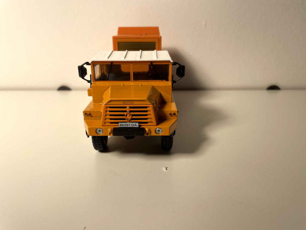 Camion Berliet GBC MT8 orange de 1966