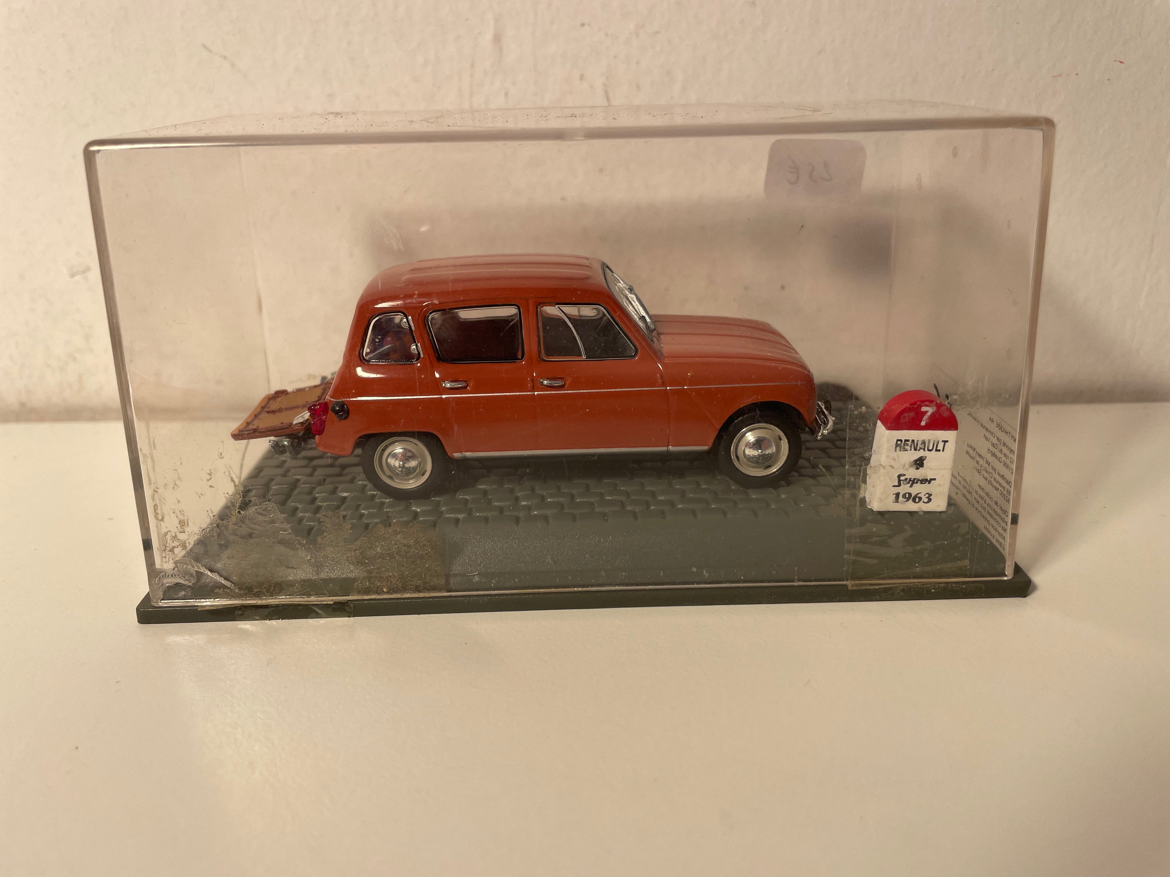 Renault 4 Super Braun von 1963 (Offener Kofferraum)