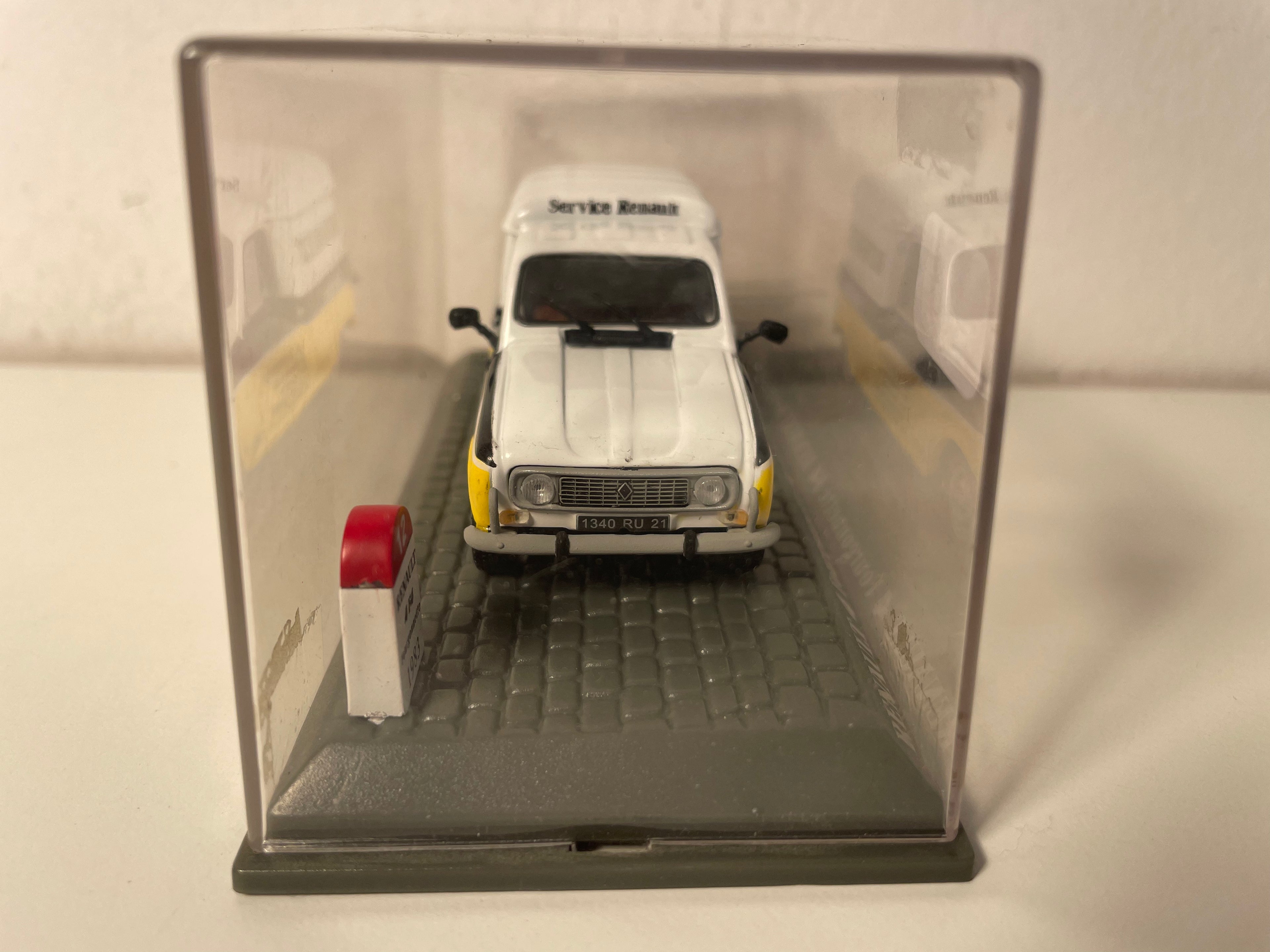 Renault 4 fourgonnette F4 "Renault service" de 1983 (boite plexi)