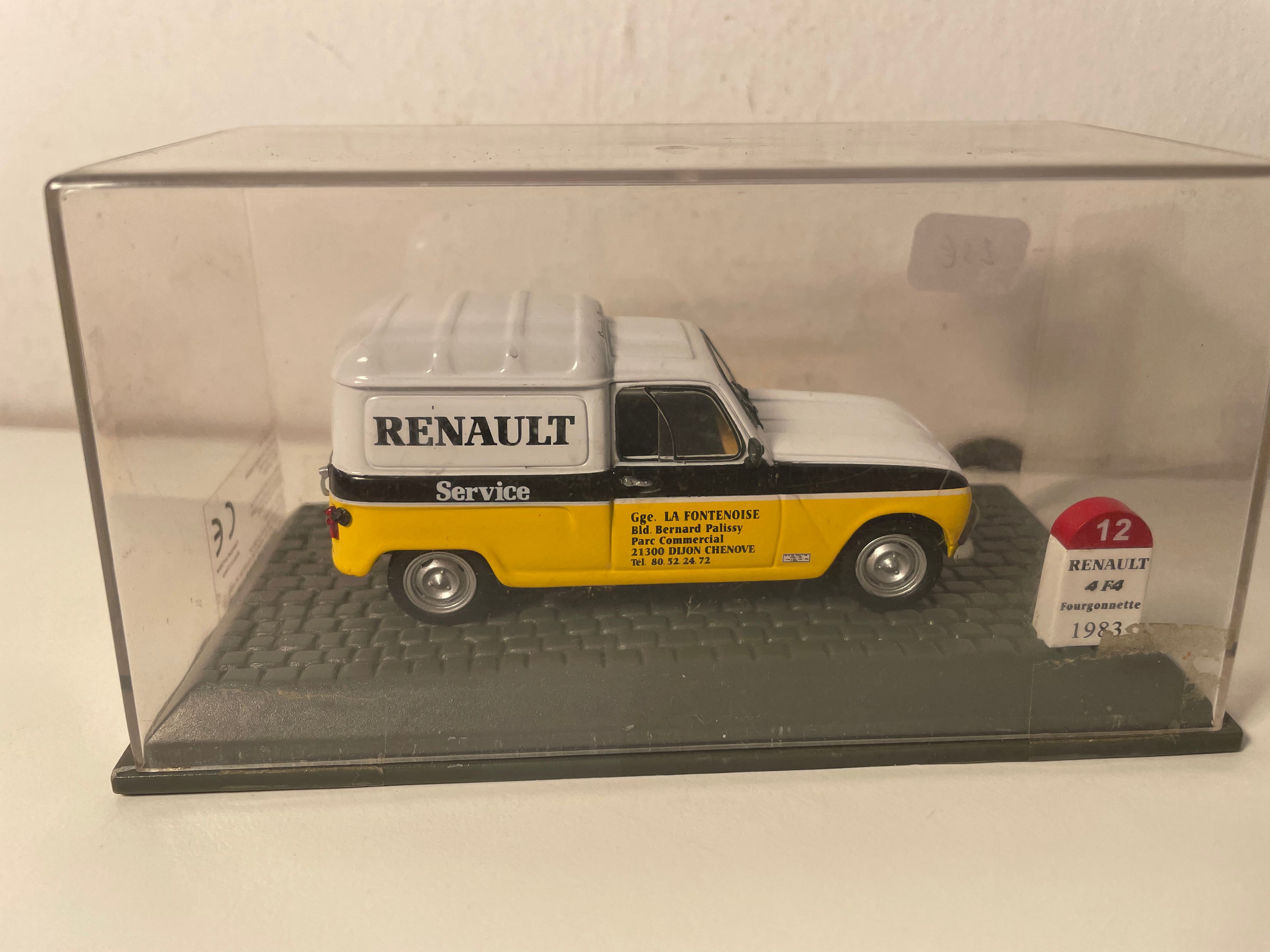 Renault 4 fourgonnette F4 "Renault service" de 1983 (boite plexi)