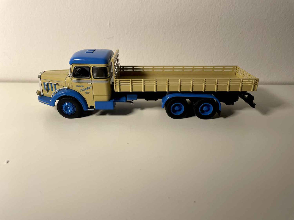 Kamion Bernard 6R 180 niebieski i brązowy z 1957 roku - kamion do piasku