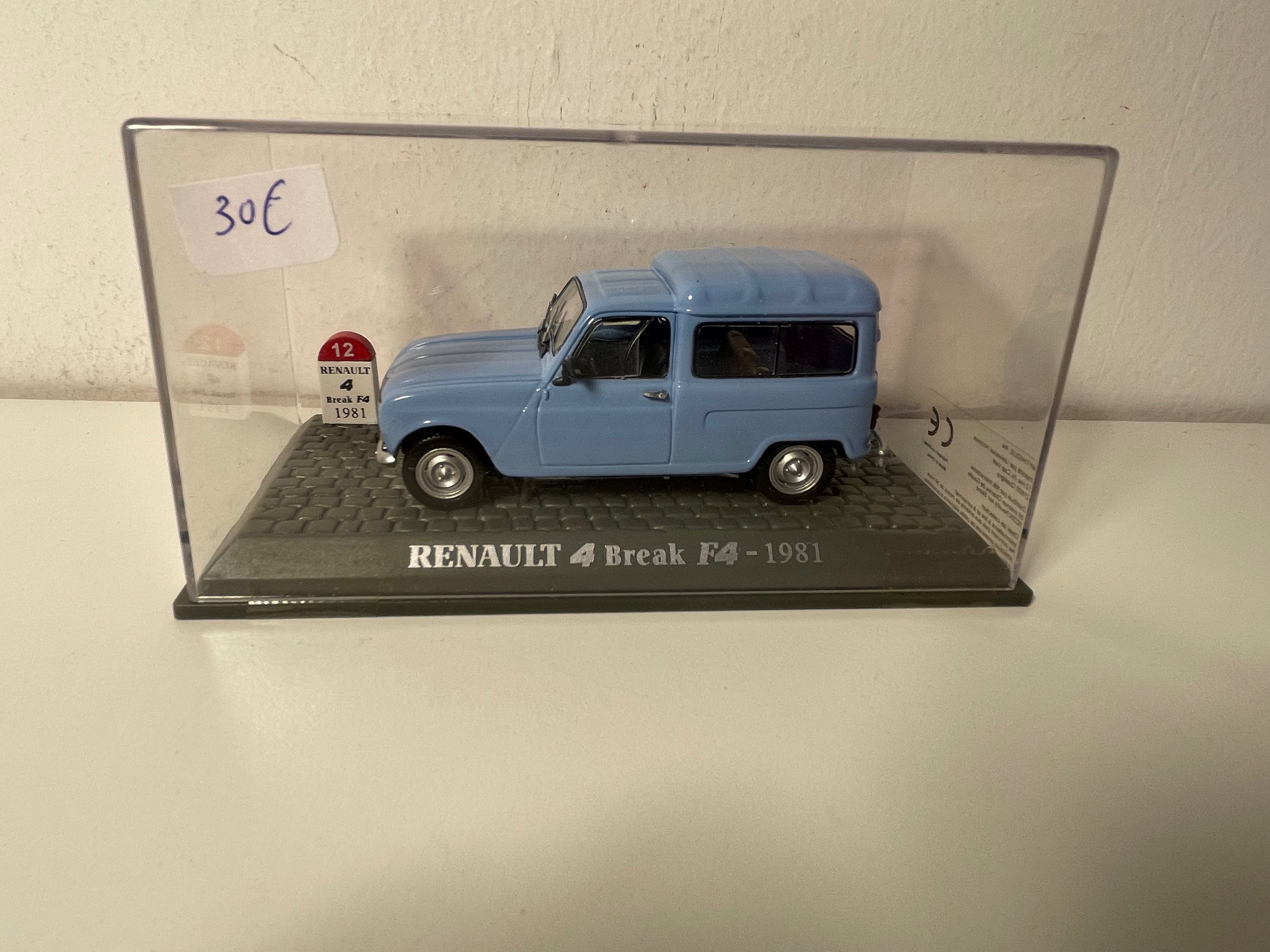 Renault 4 break F4 bleue de 1981 (vitré à l'arrière)