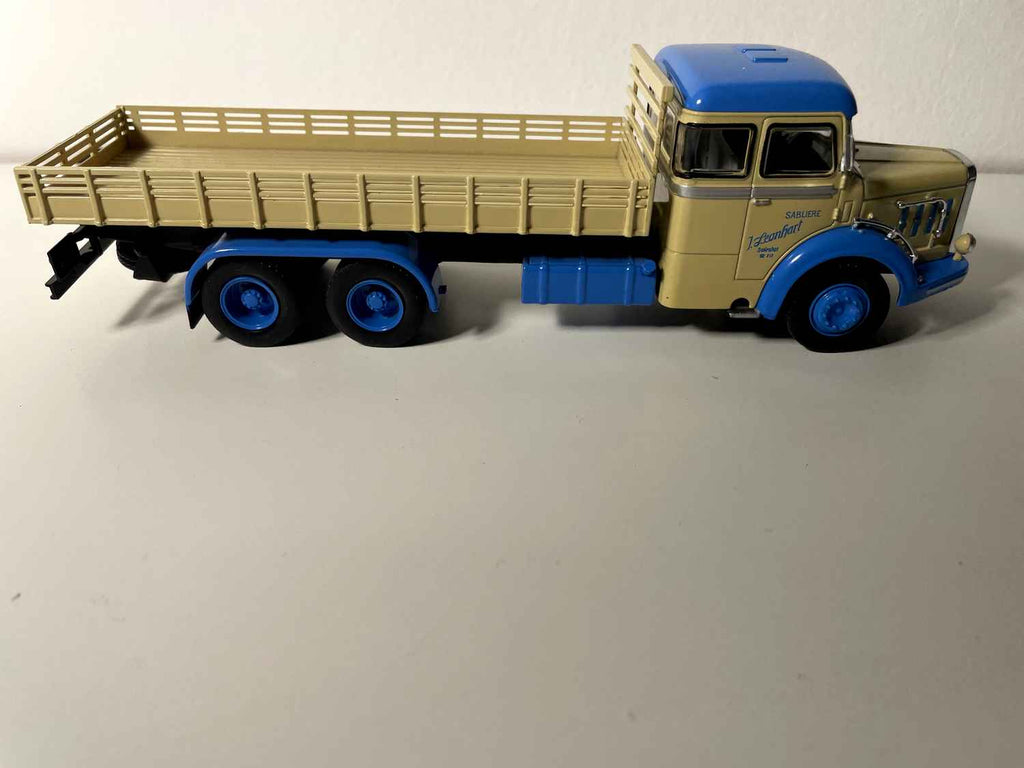 Kamion Bernard 6R 180 niebieski i brązowy z 1957 roku - kamion do piasku