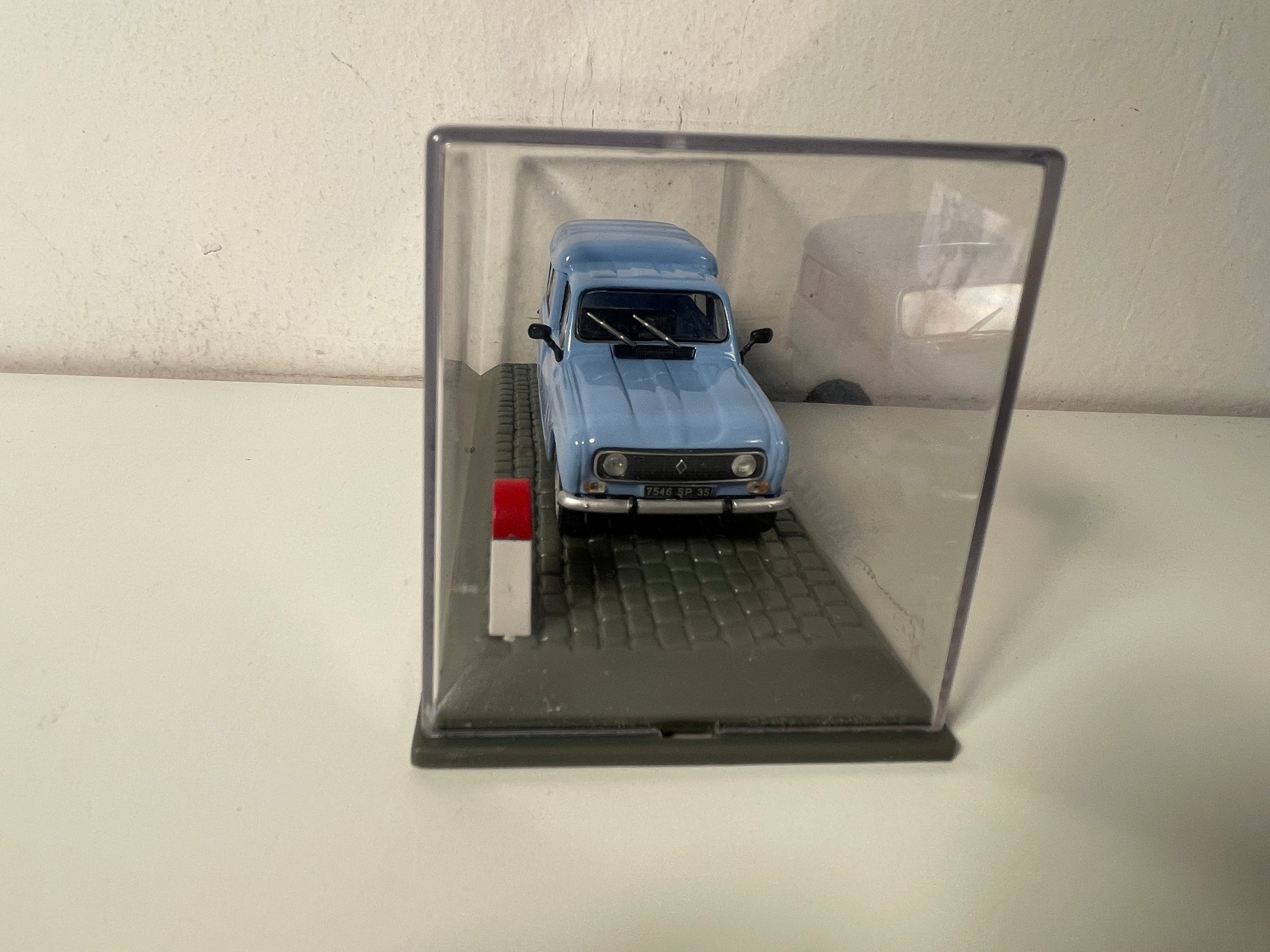Renault 4 break F4 bleue de 1981 (vitré à l'arrière)
