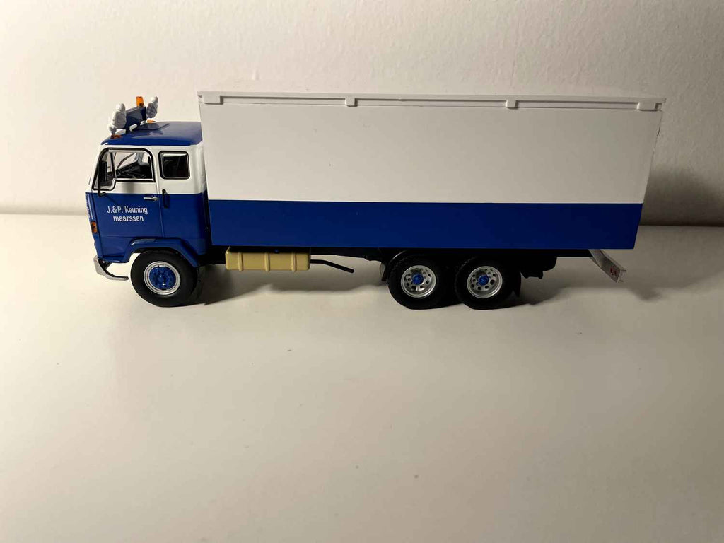 Volvo F88 Blau-weißer Lkw
