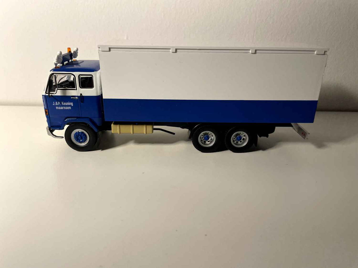 Volvo F88 Blau-weißer Lkw