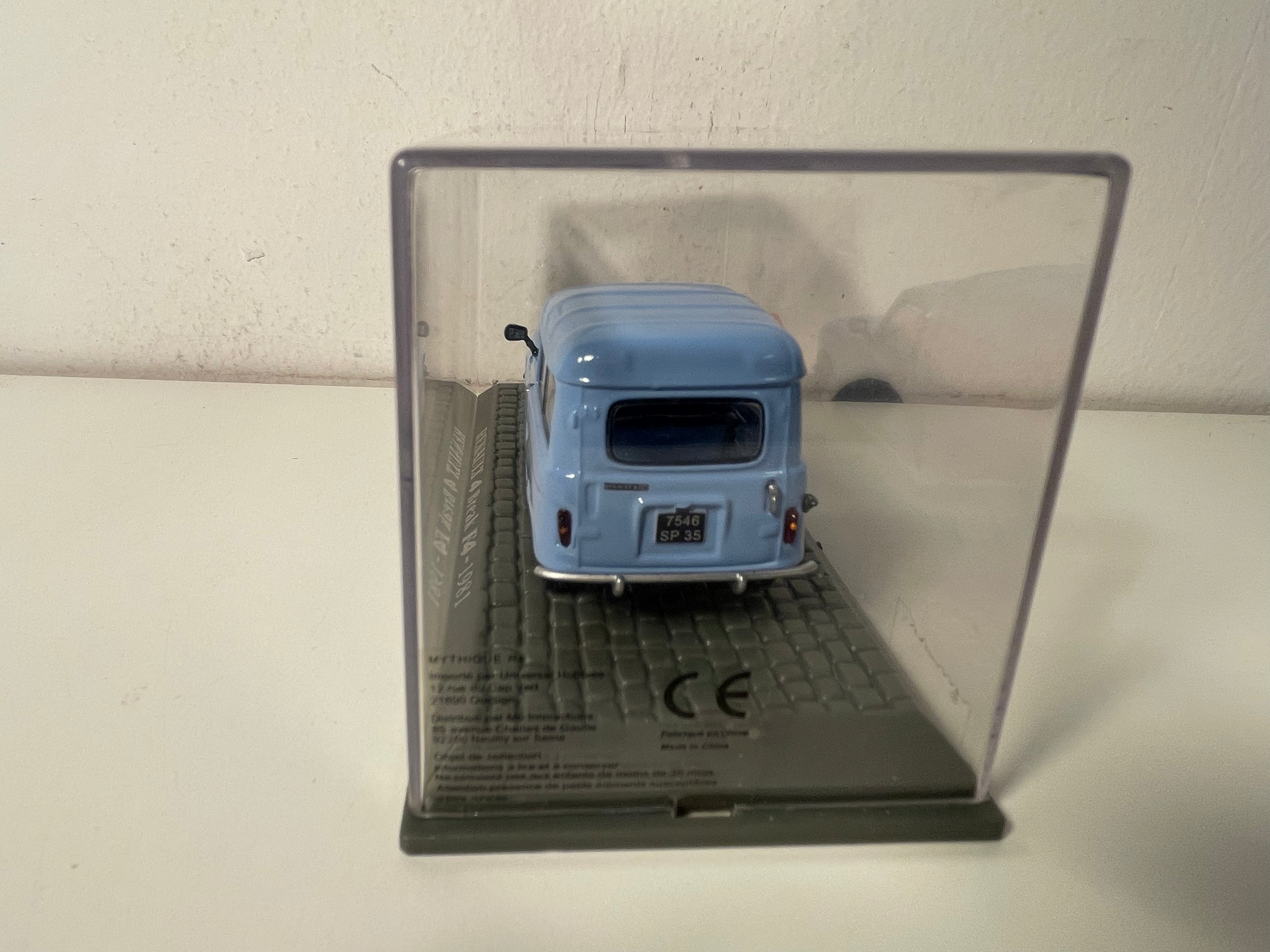 Renault 4 break F4 bleue de 1981 (vitré à l'arrière)