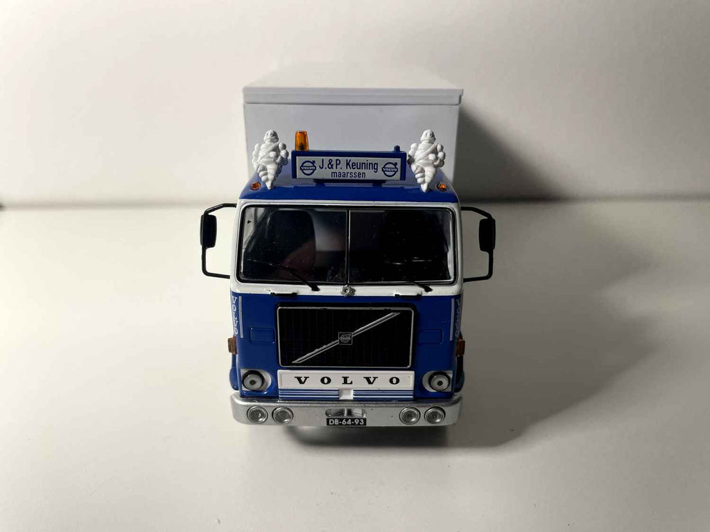 Volvo F88 Blau-weißer Lkw