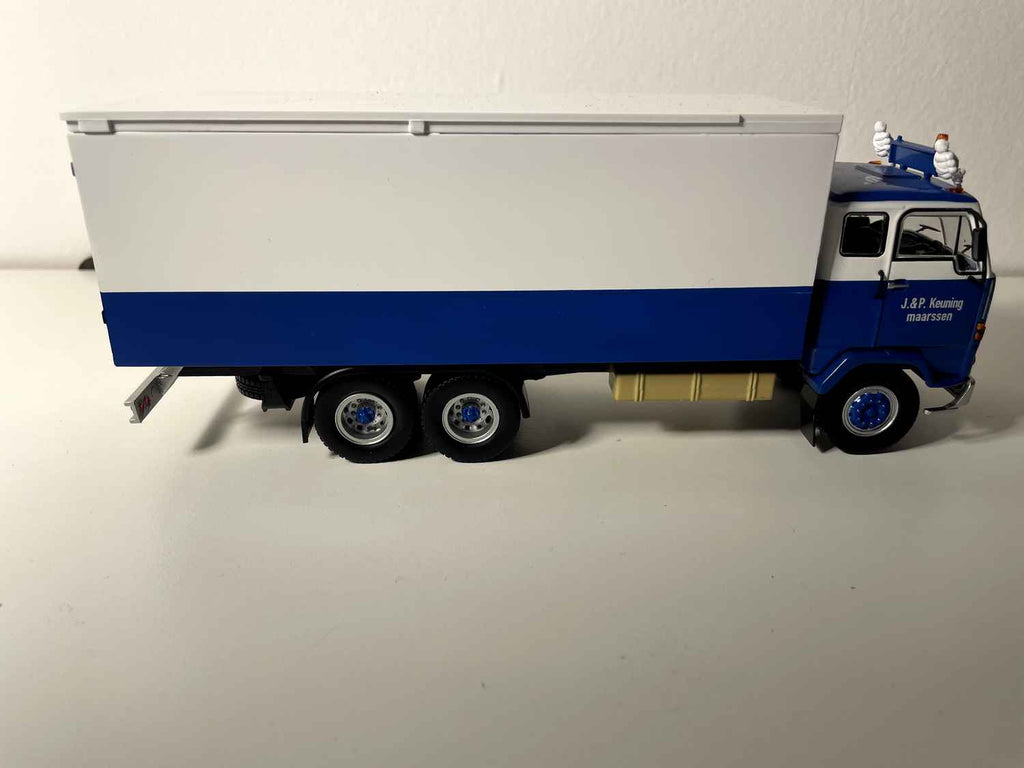 Volvo F88 Blau-weißer Lkw