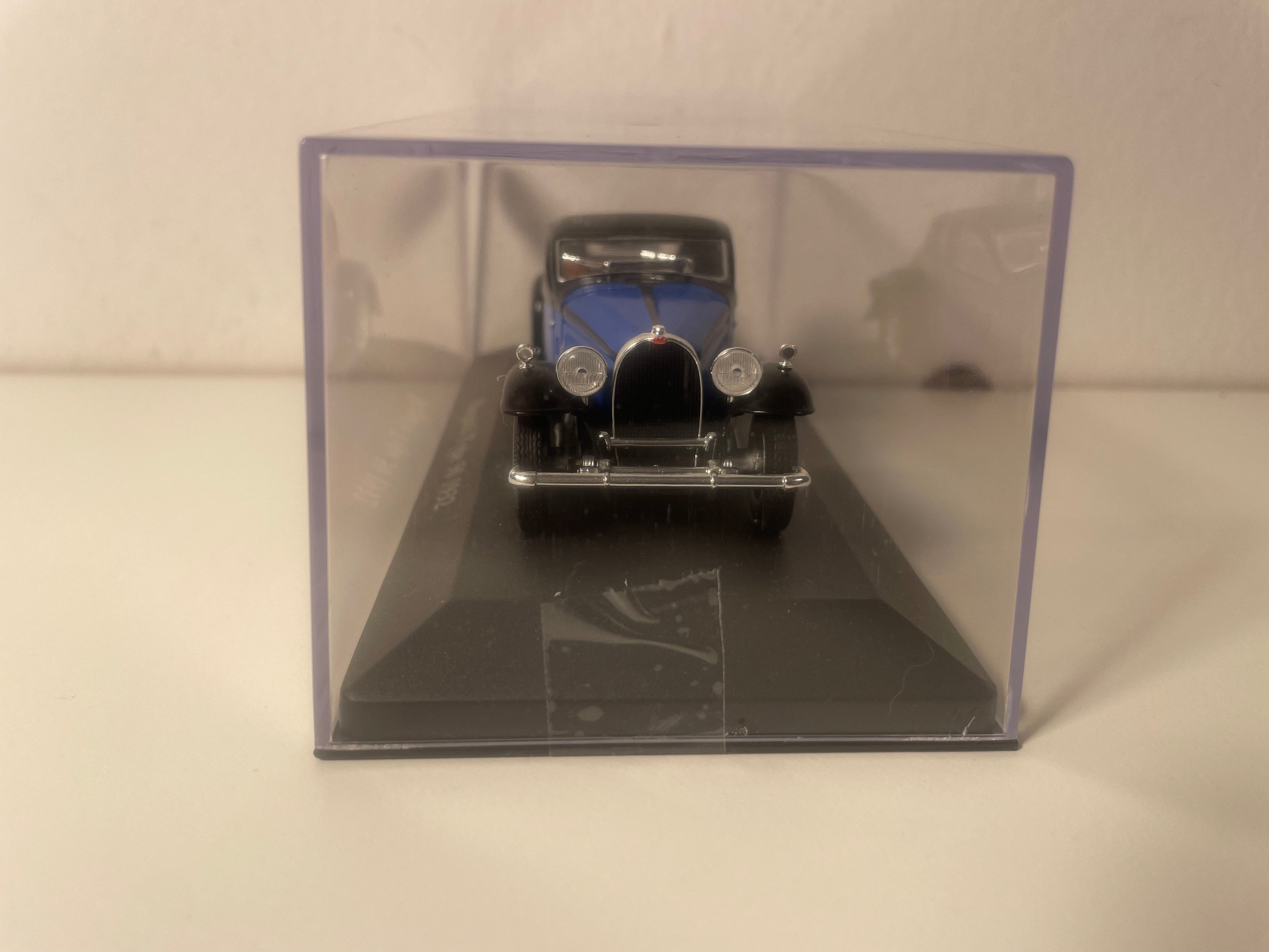 Bugatti Type 50 blu e nera del 1932