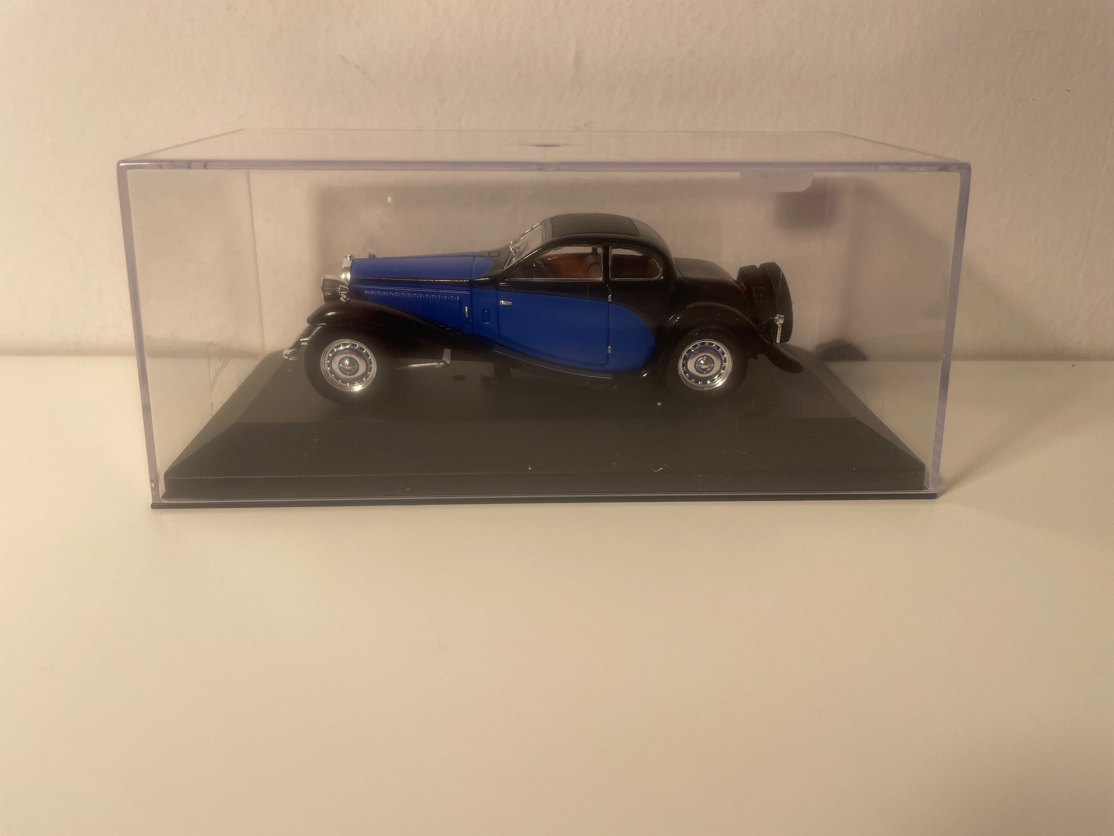 Bugatti Type 50 blu e nera del 1932