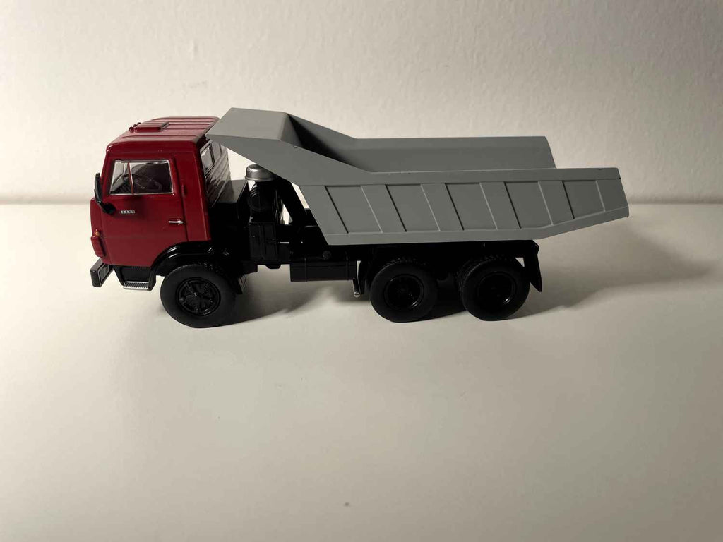 Ciężarówka Kamaz 5511 z czerwoną kabiną i szarym wywrotką (ZSRR 1976)