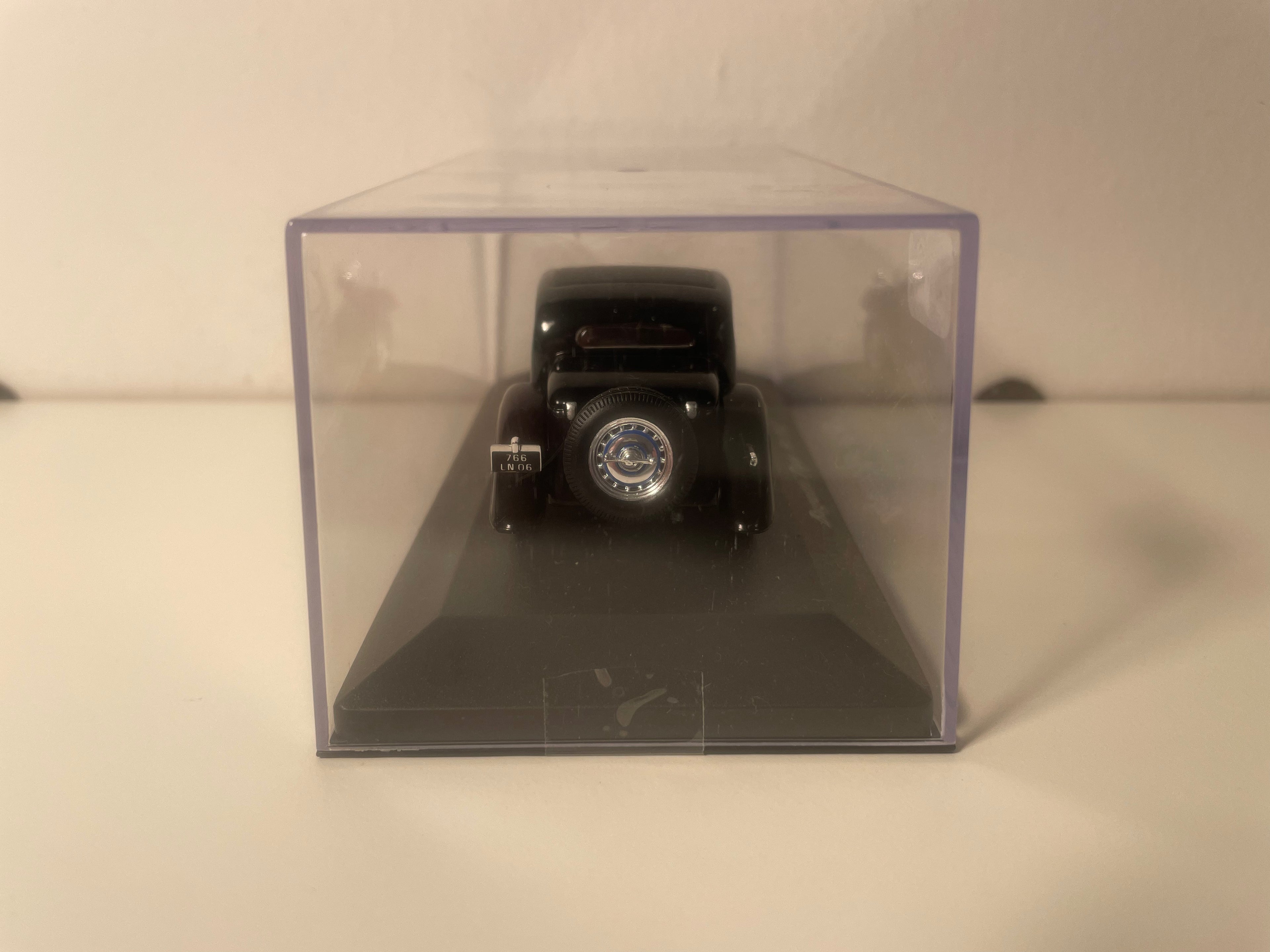 Bugatti Type 50 blu e nera del 1932