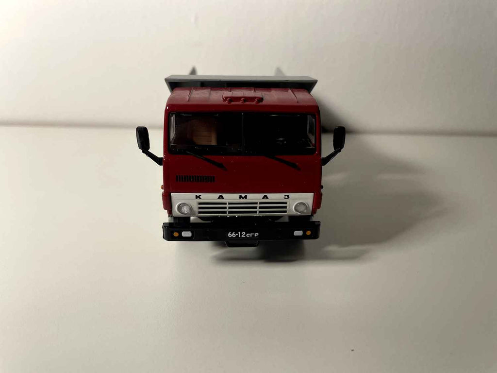 Ciężarówka Kamaz 5511 z czerwoną kabiną i szarym wywrotką (ZSRR 1976)