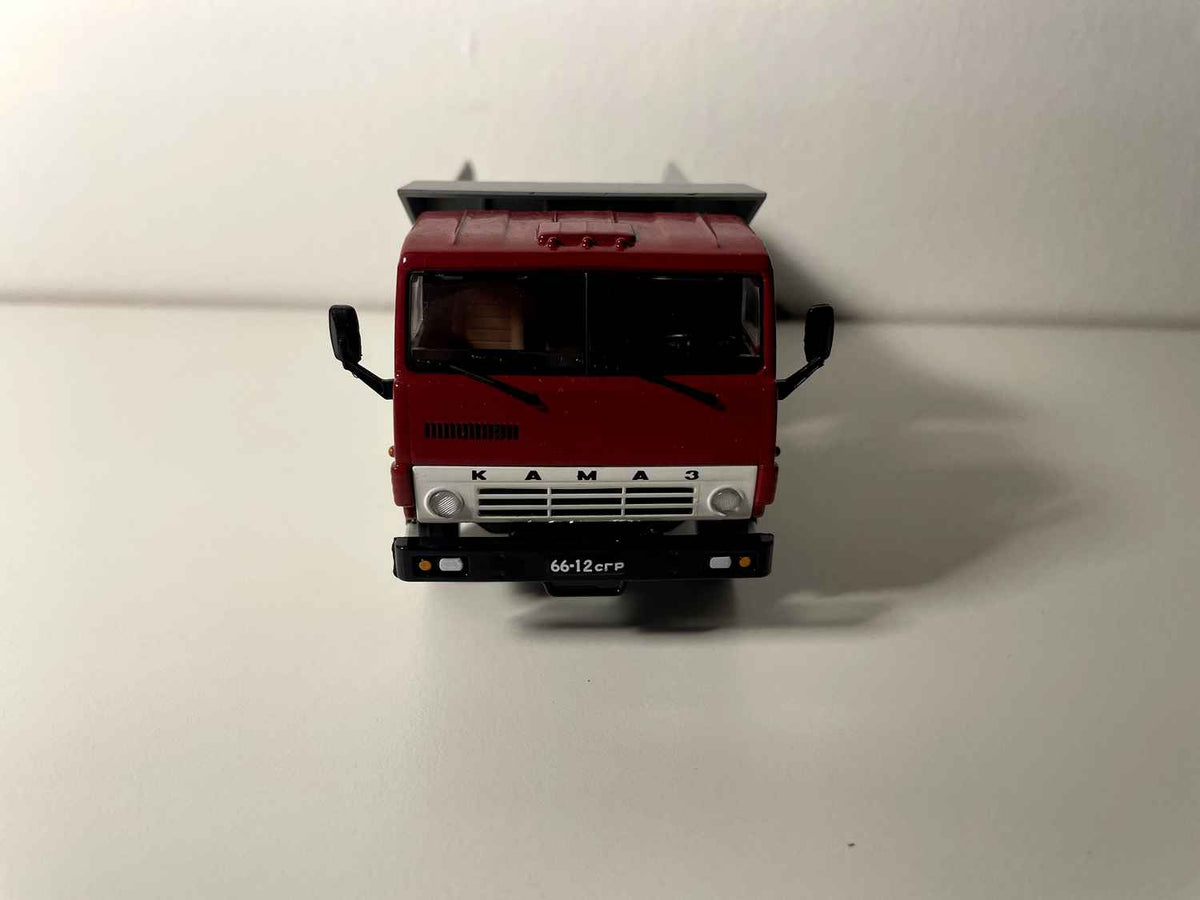 Camión volquete Kamaz 5511 con cabina roja y caja gris (URSS 1976)
