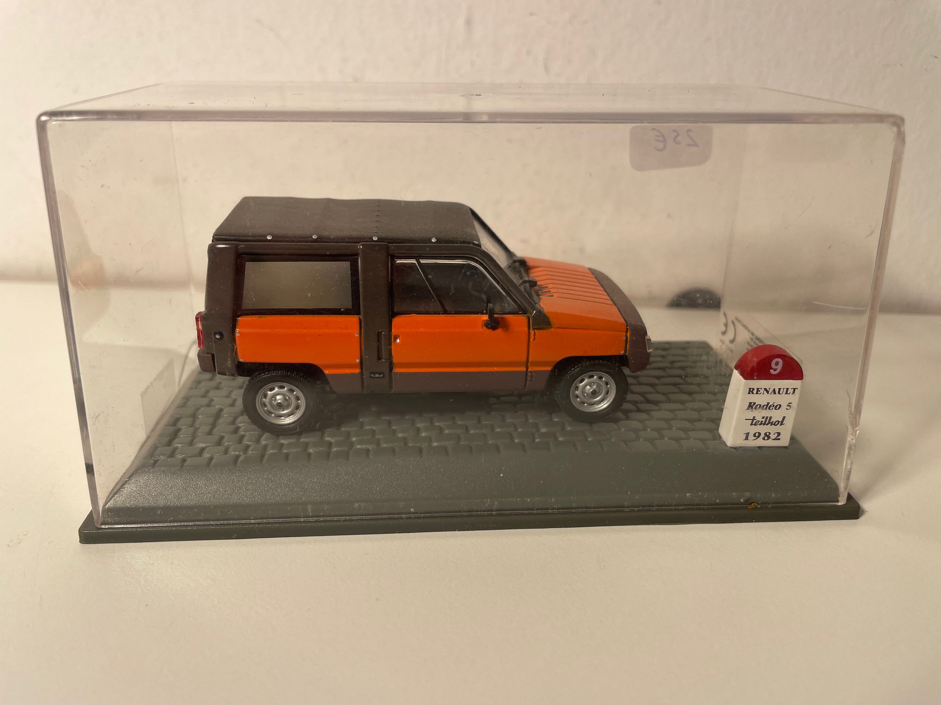 Renault Rodéo 5 4 Saisone orange a brong vun 1982 (deelweis)