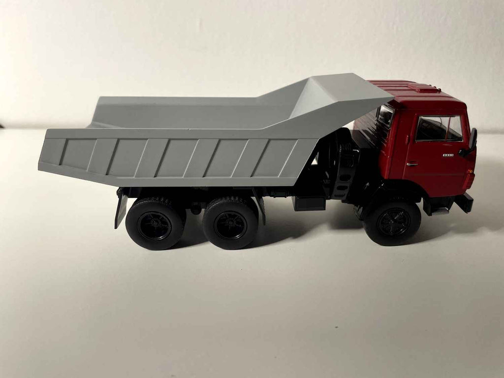 Ciężarówka Kamaz 5511 z czerwoną kabiną i szarym wywrotką (ZSRR 1976)