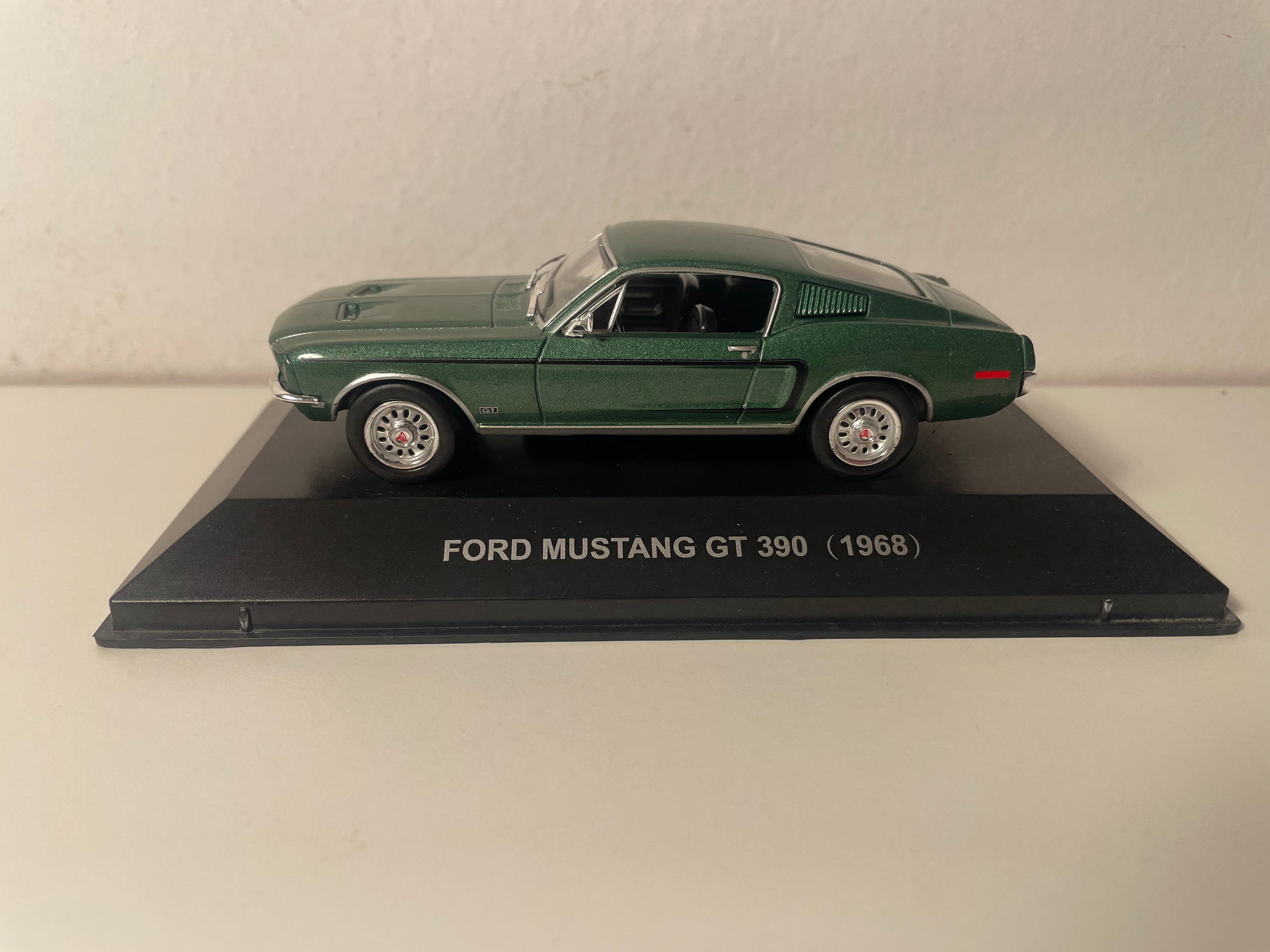 Ford Mustang GT 390 verde del 1968 (auto americana)