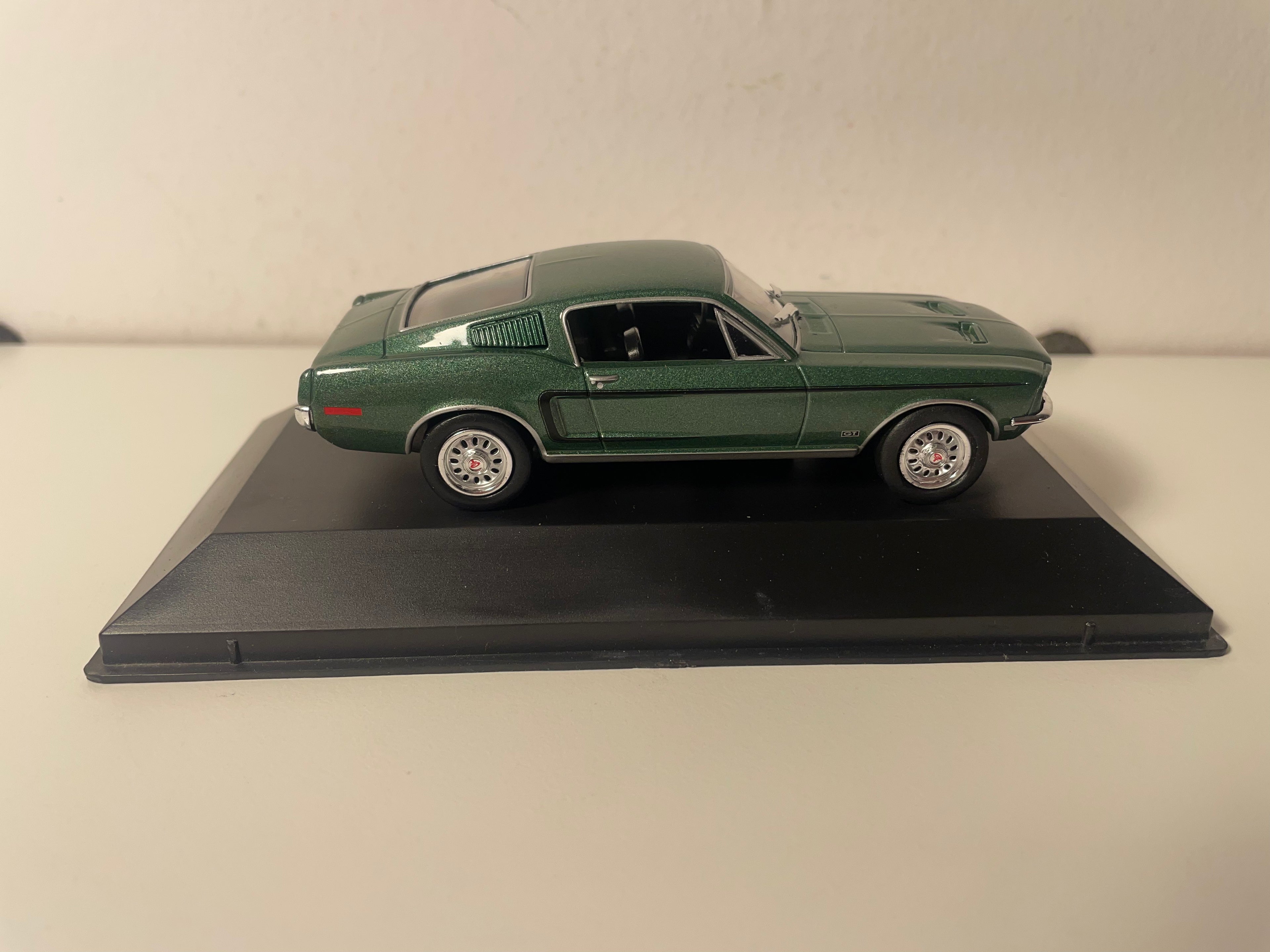 Ford Mustang GT 390 verde del 1968 (auto americana)