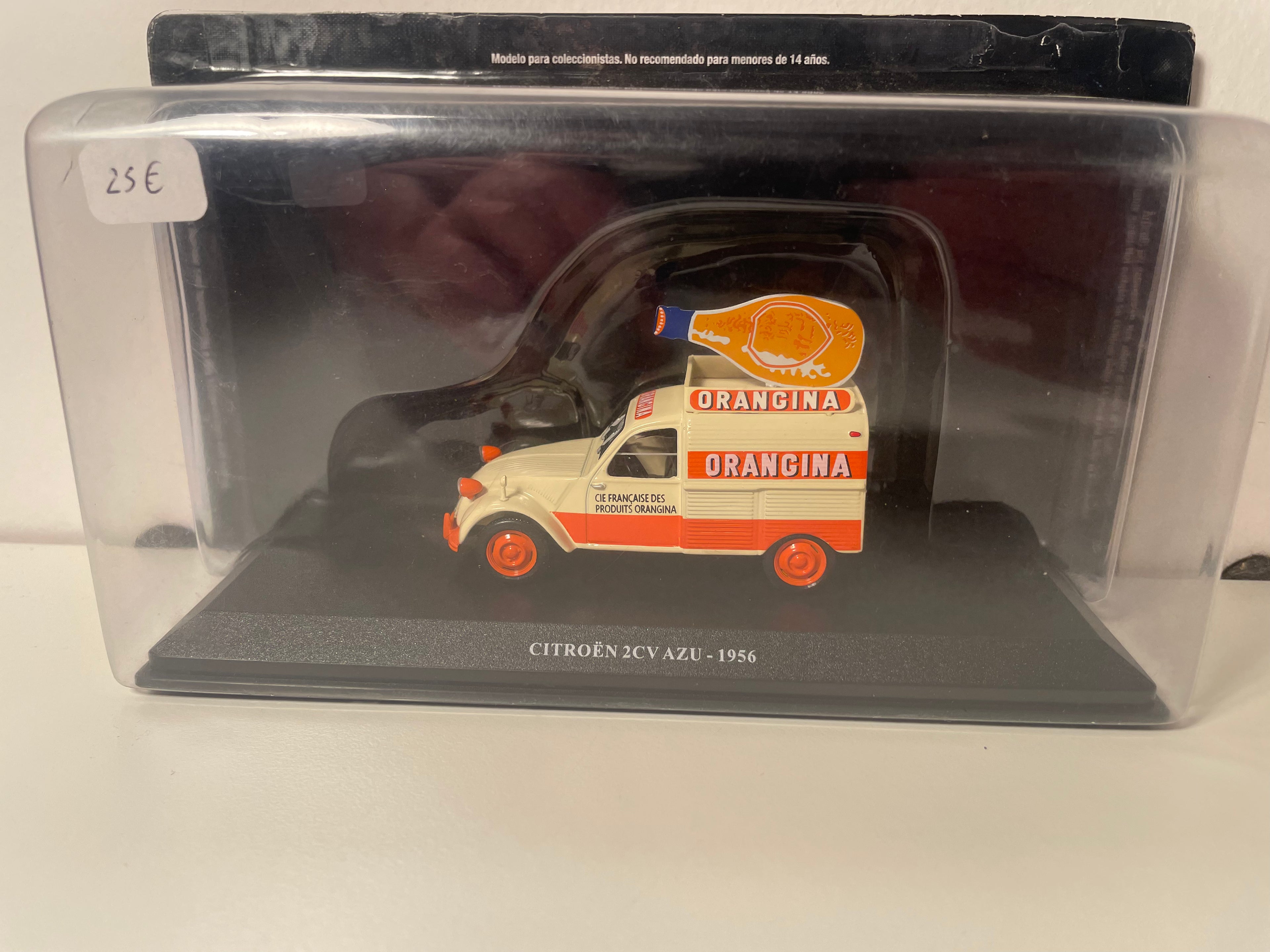Citroën 2 CV AZU beige und orange von 1956 mit ORANGINA Werbung
