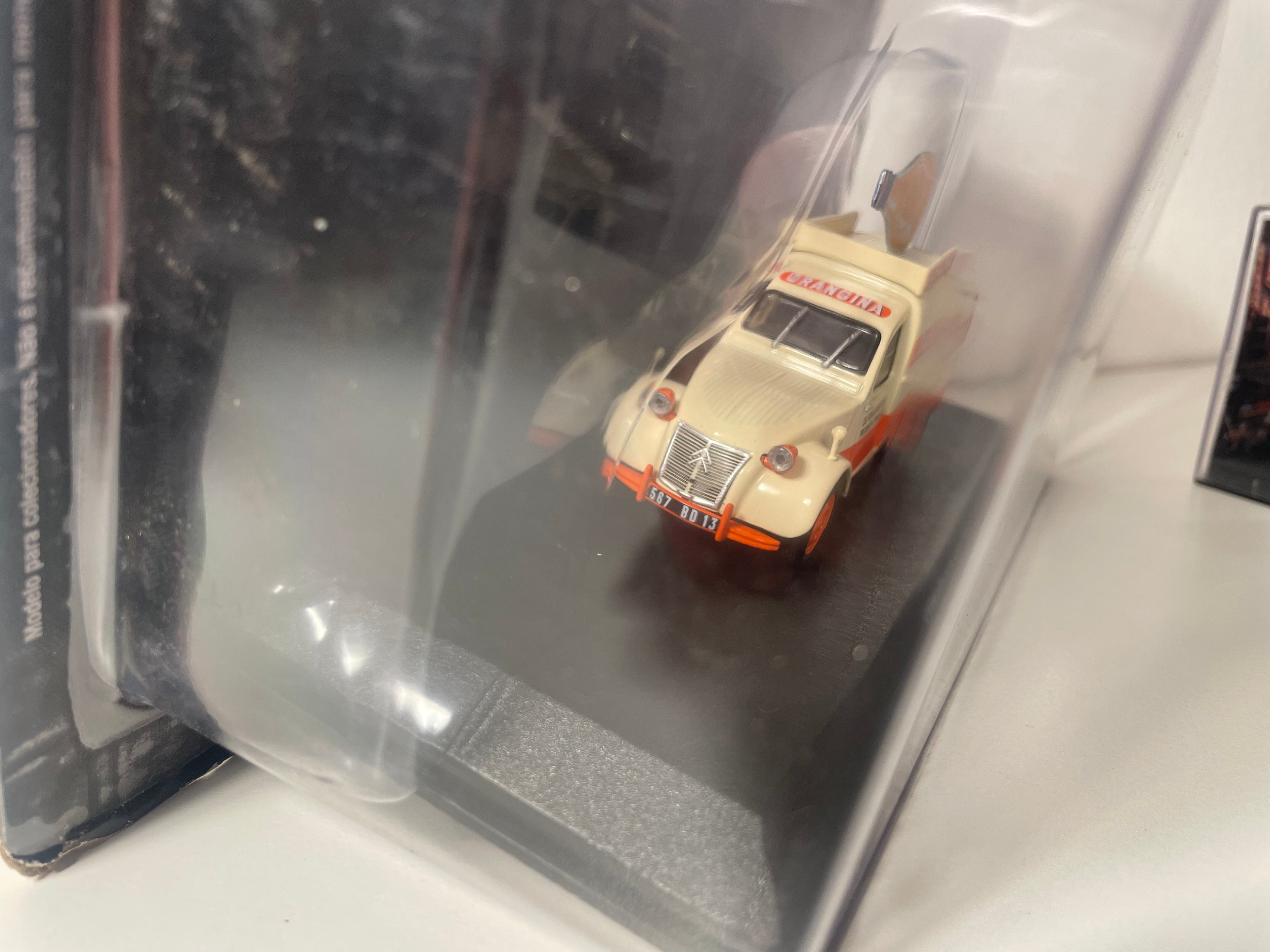 Citroën 2 CV AZU beige und orange von 1956 mit ORANGINA Werbung