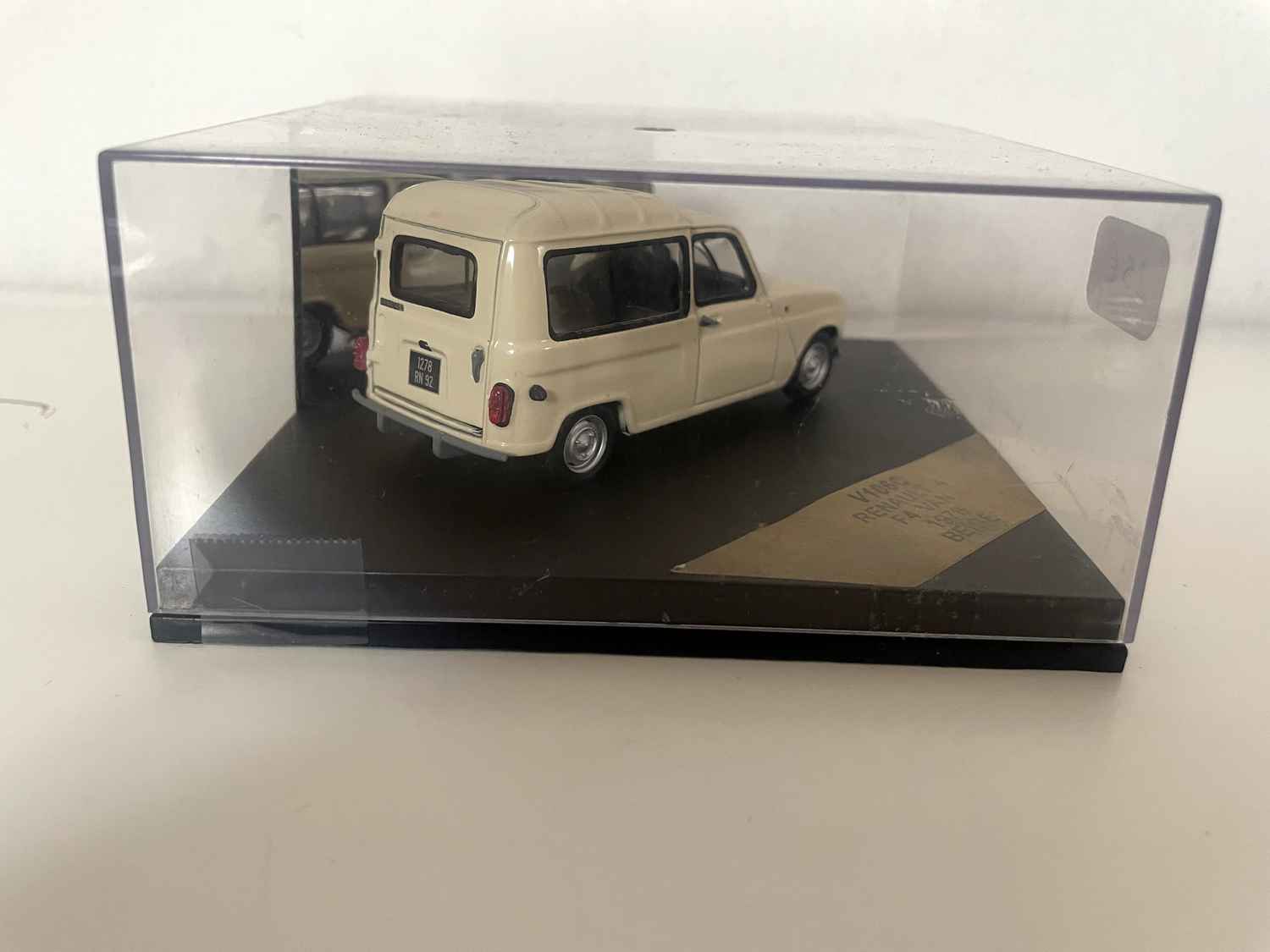 Renault 4 F4 Van beige uit 1978 (Snelheidsreferentie V106C)