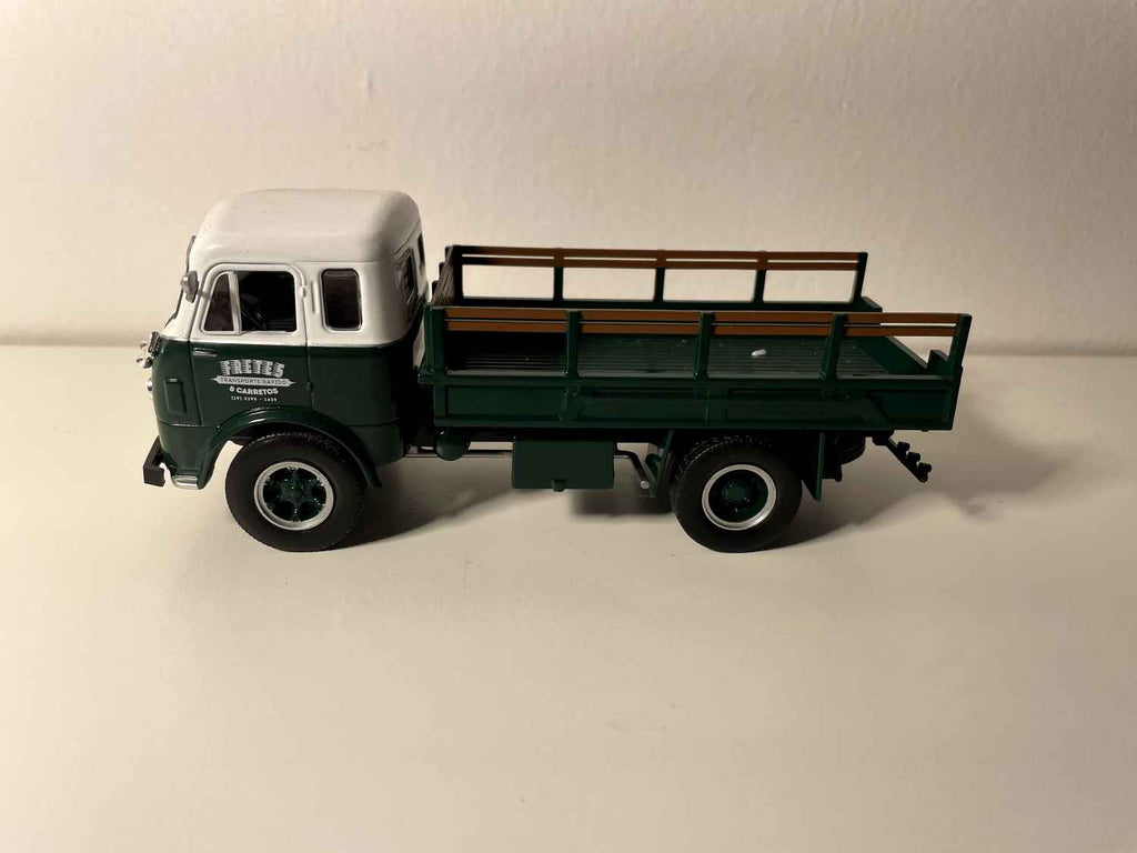 Camion FNM D-9500 Brasinca (Brasile 1657) camion verde e bianco con pianale con sponde - FRETES scritto sulla porta