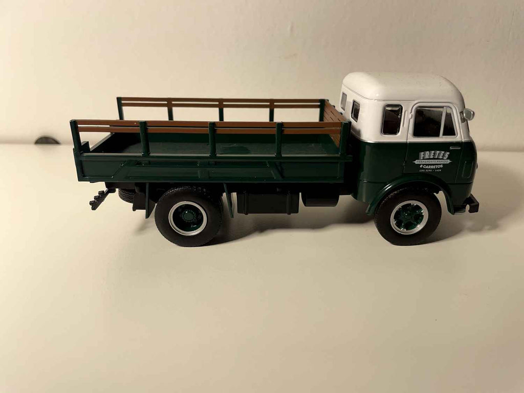 Camion FNM D-9500 Brasinca (Brasile 1657) camion verde e bianco con pianale con sponde - FRETES scritto sulla porta