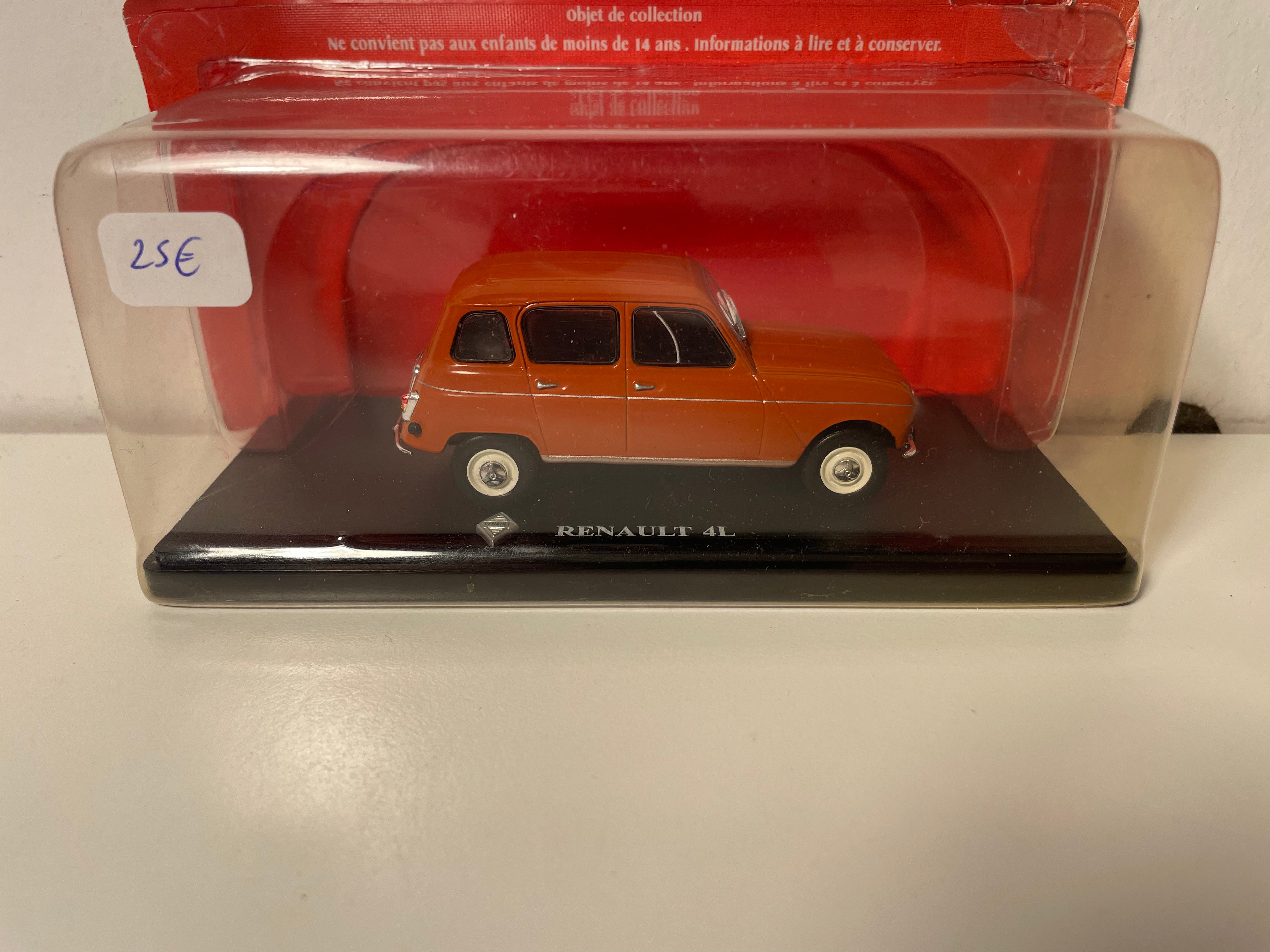 Renault 4L dark orange/brown