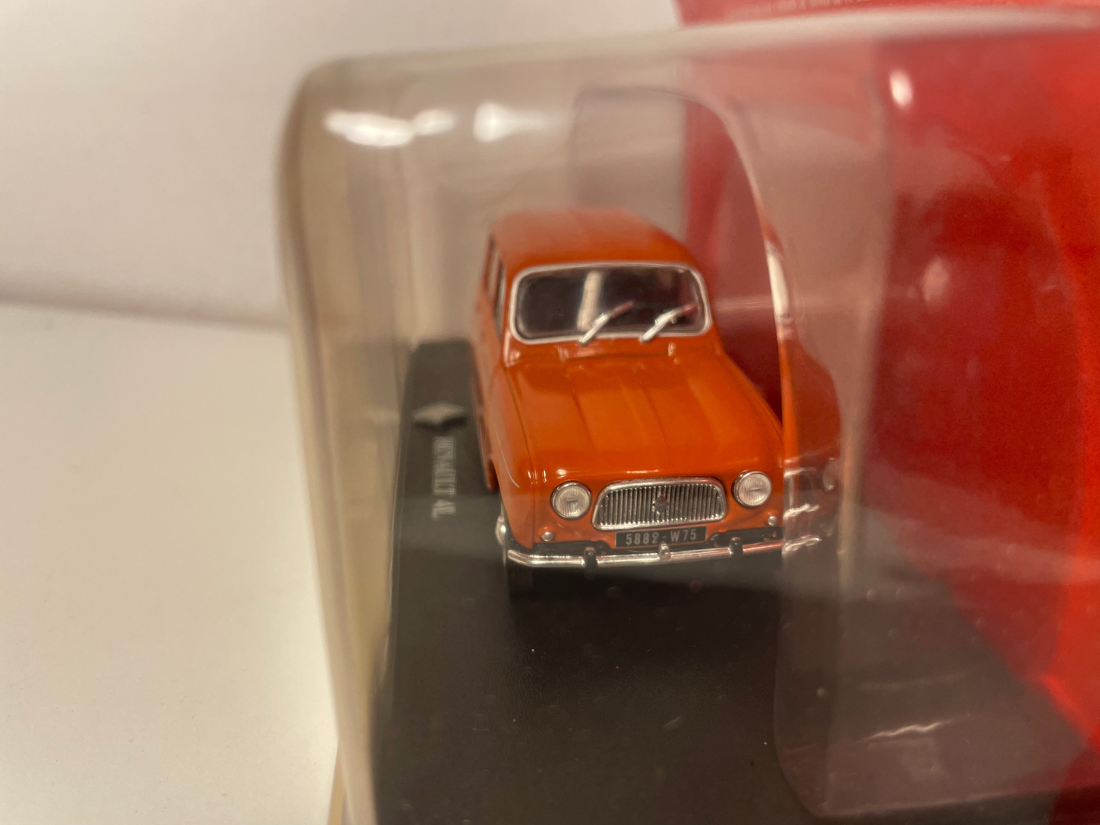 Renault 4L dark orange/brown