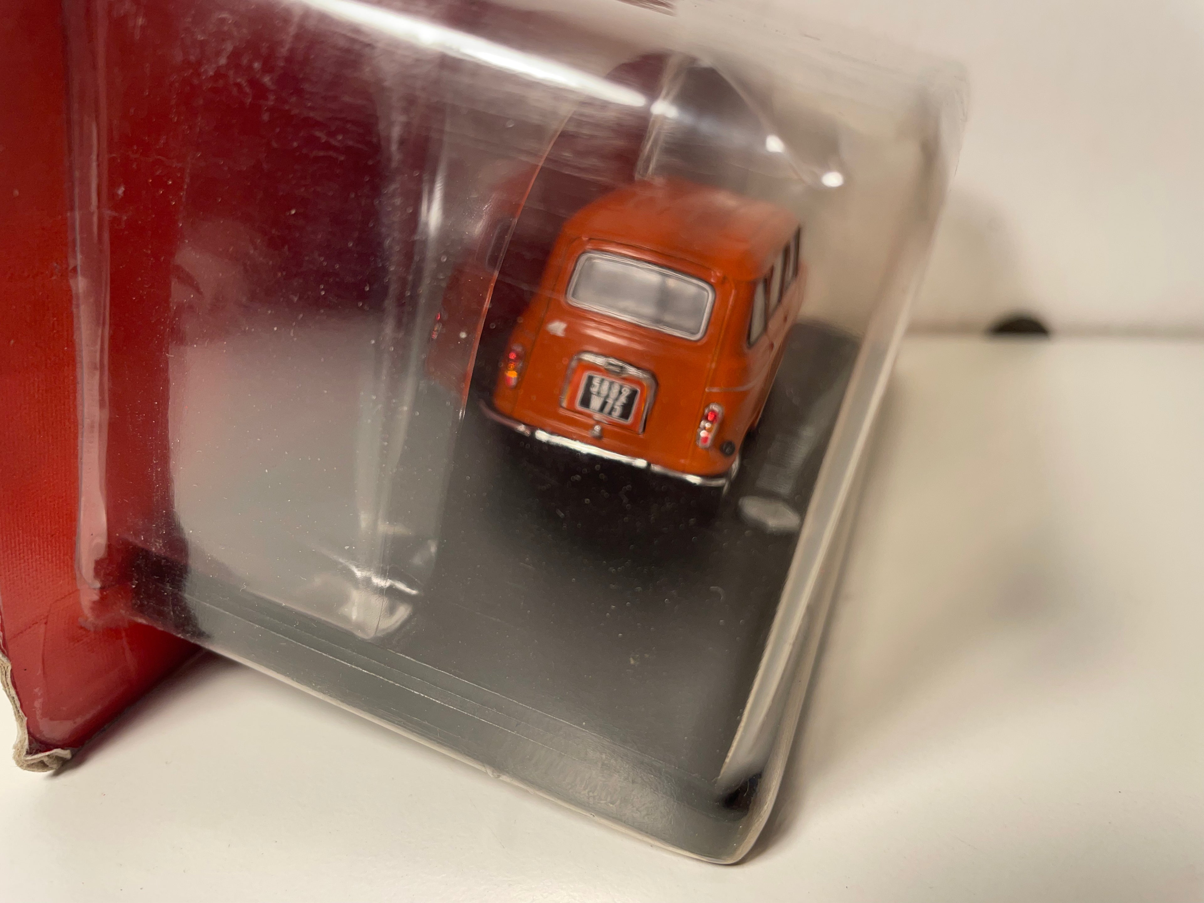 Renault 4L dark orange/brown