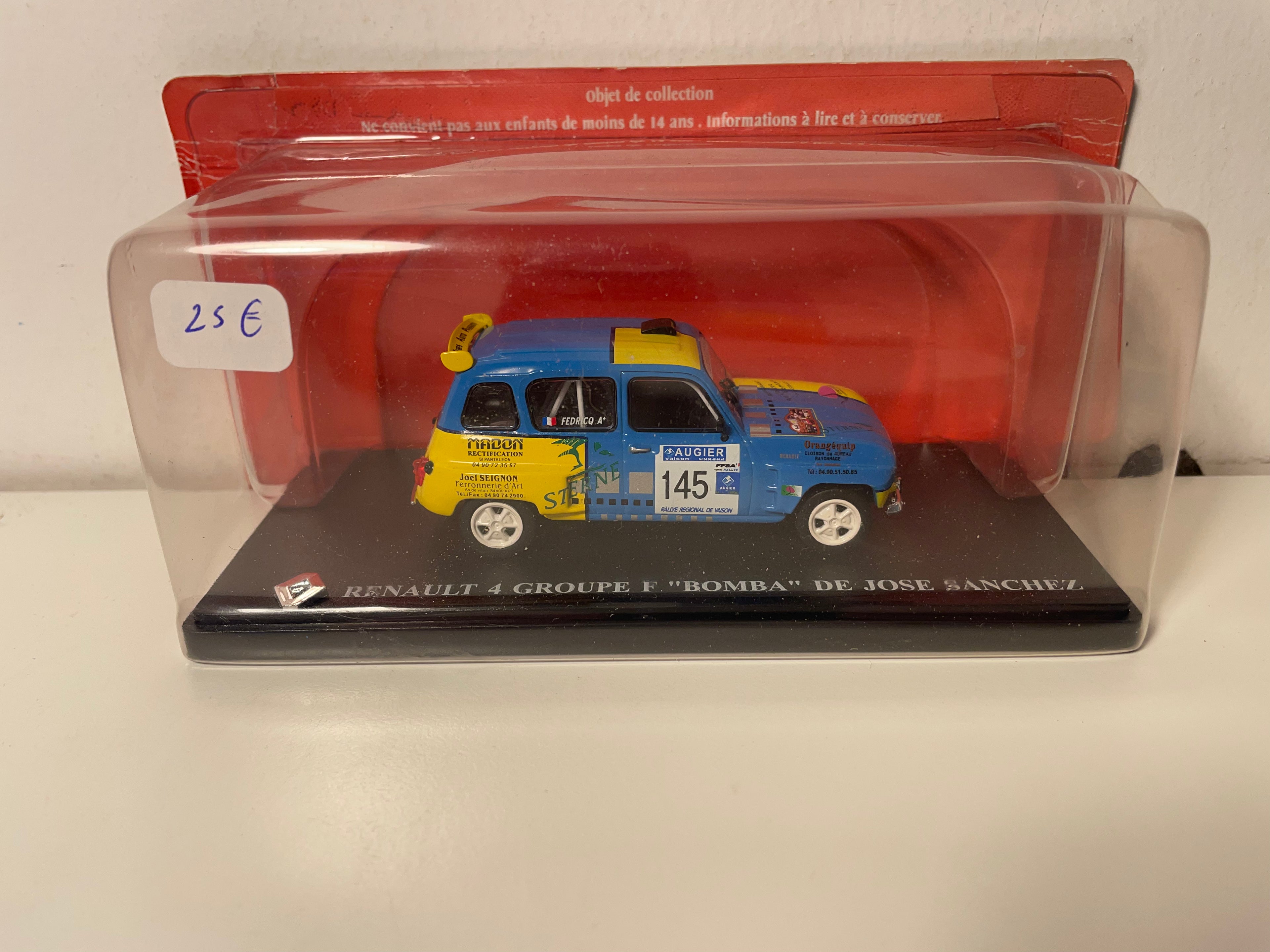 Renault 4 bleue et jaune groupe F "BOMBA" de José Sanchez