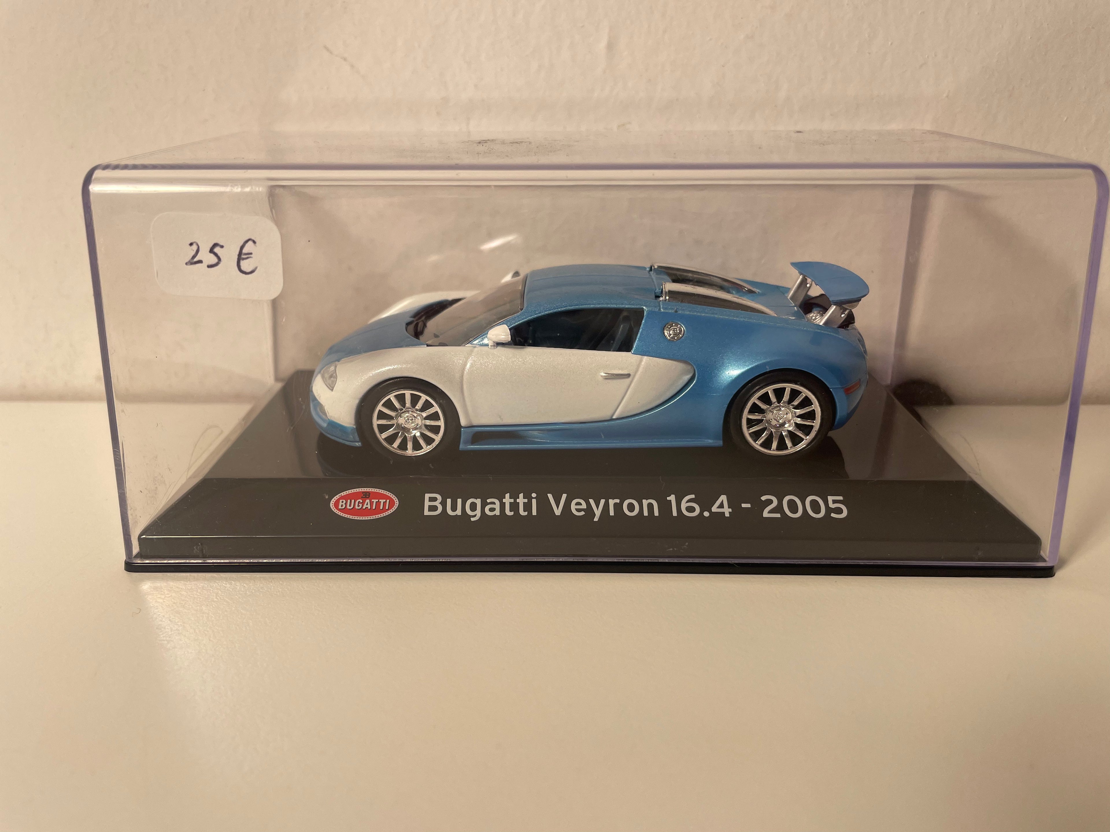 Bugatti Veyron 16.4 bleue et grise de 2005