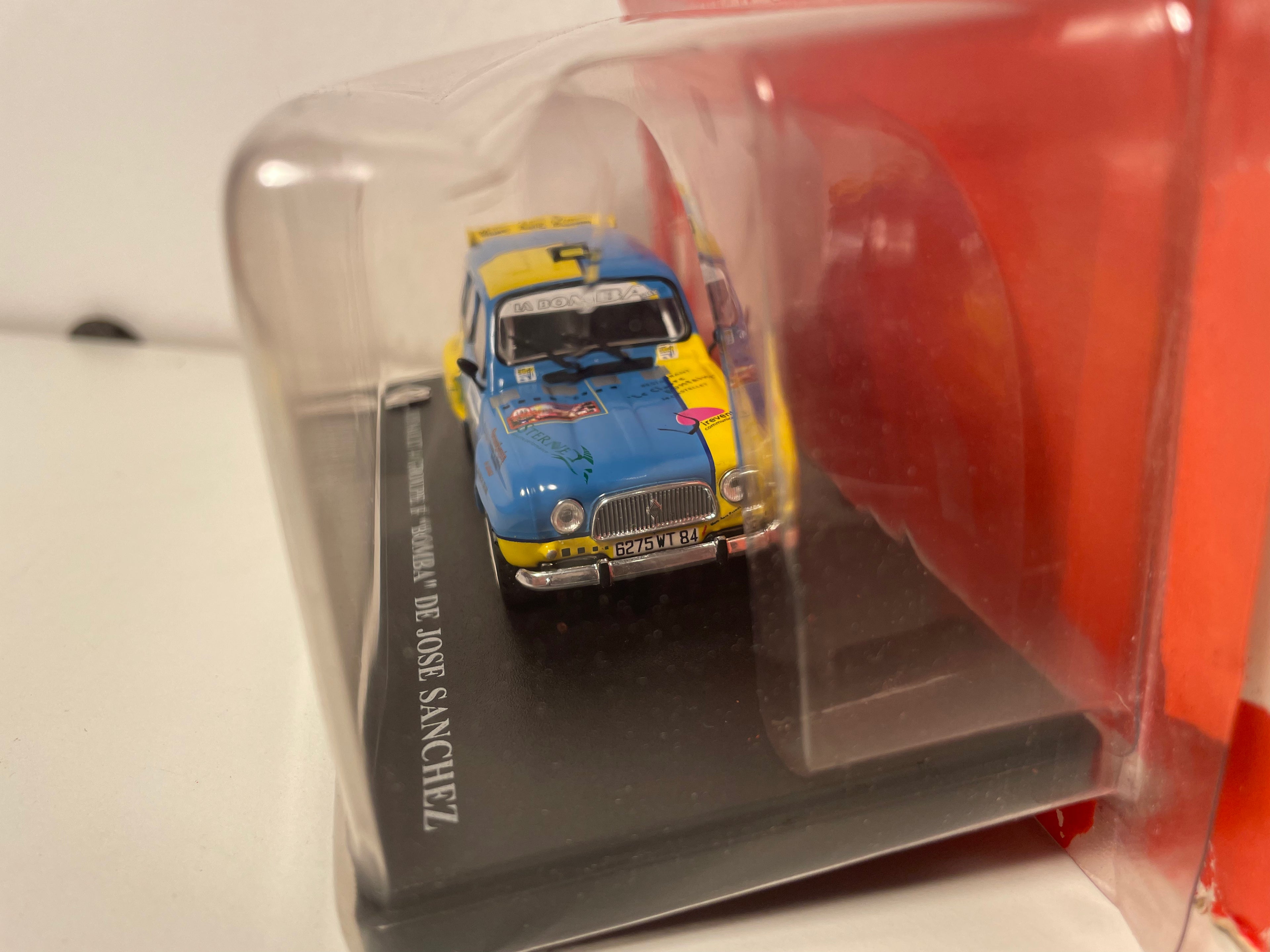 Renault 4 bleue et jaune groupe F "BOMBA" de José Sanchez