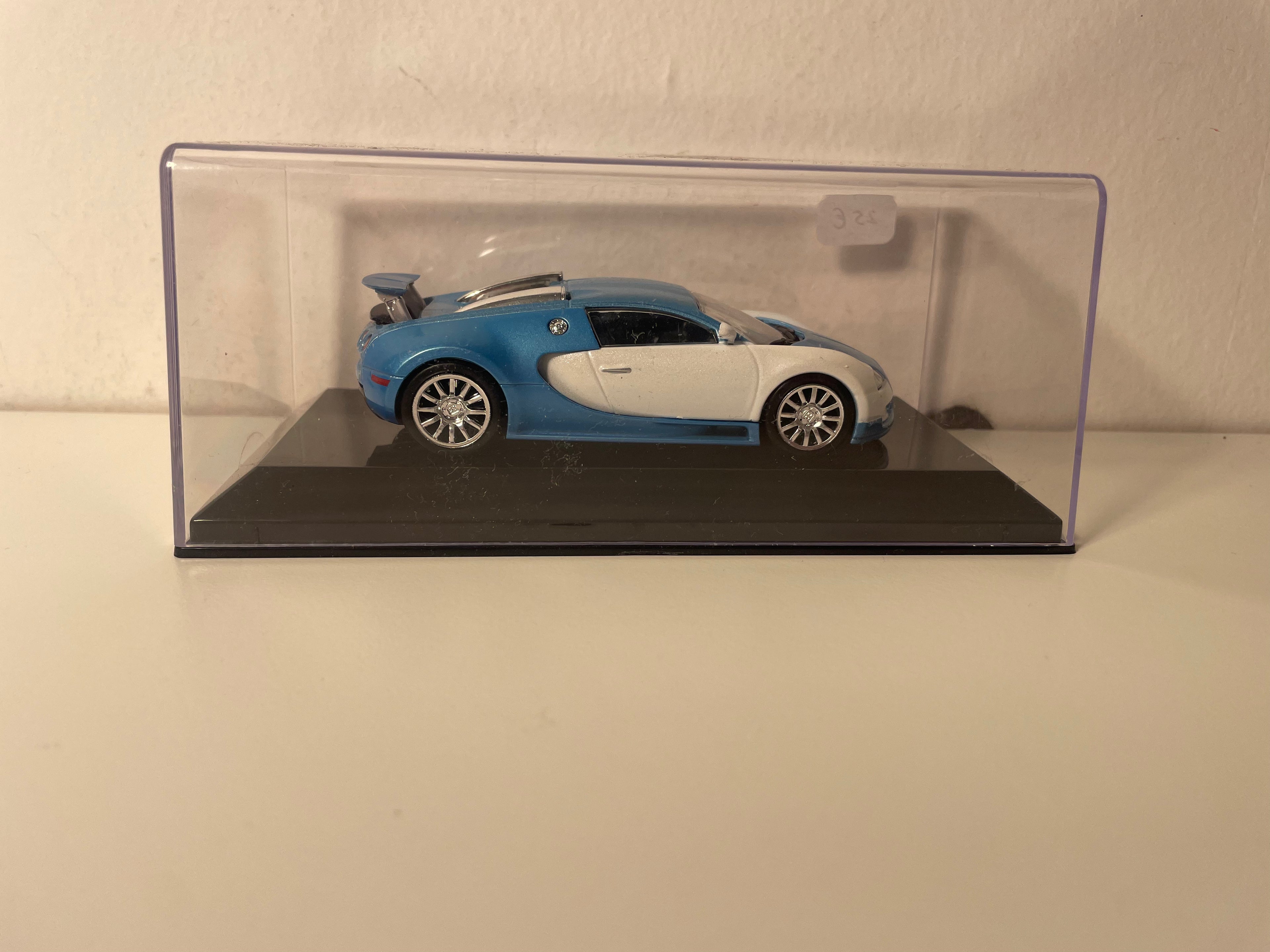 Bugatti Veyron 16.4 bleue et grise de 2005