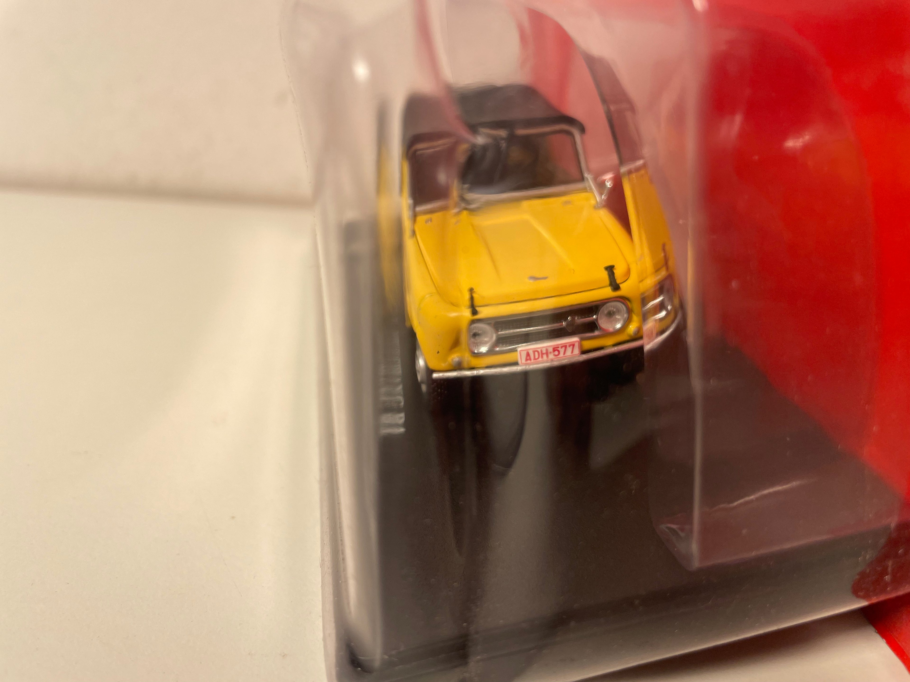 Renault Apal-Muschang R4 jaune et bâche noire