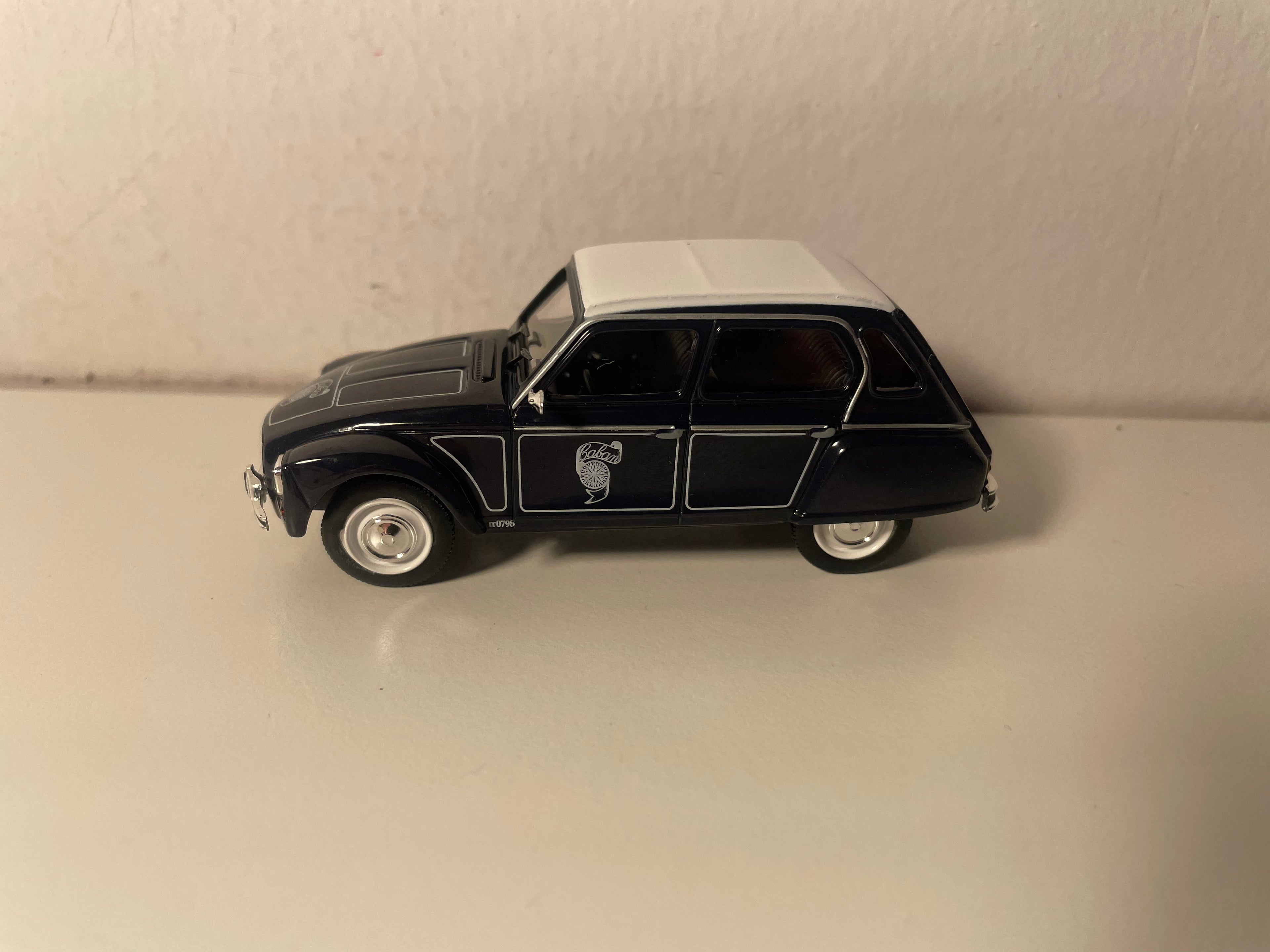 Citroën Dyane Caban marineblau (blau caban) a wäissen Dësch (an Blister)