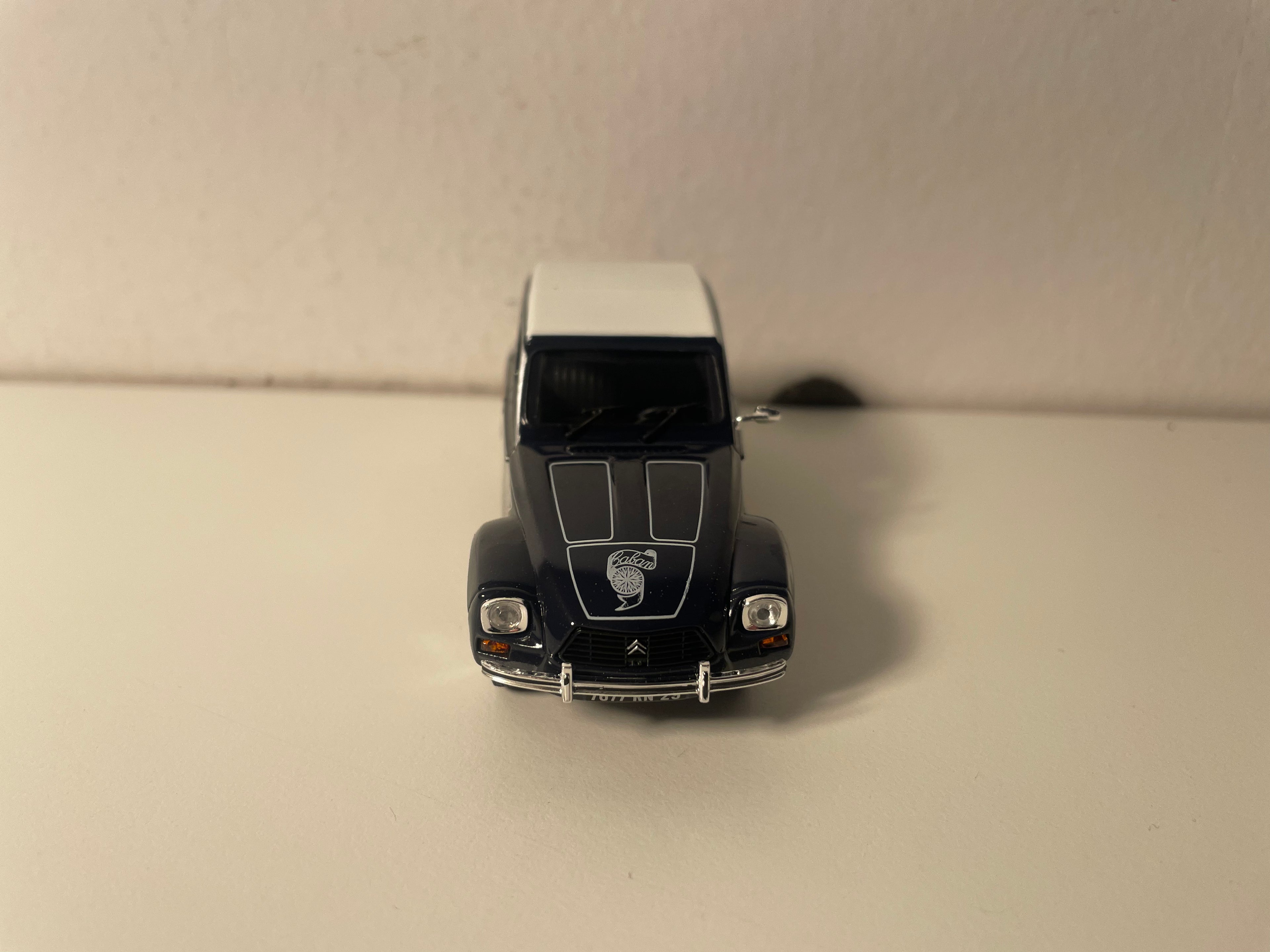 Citroën Dyane Caban marineblau (blau caban) a wäissen Dësch (an Blister)