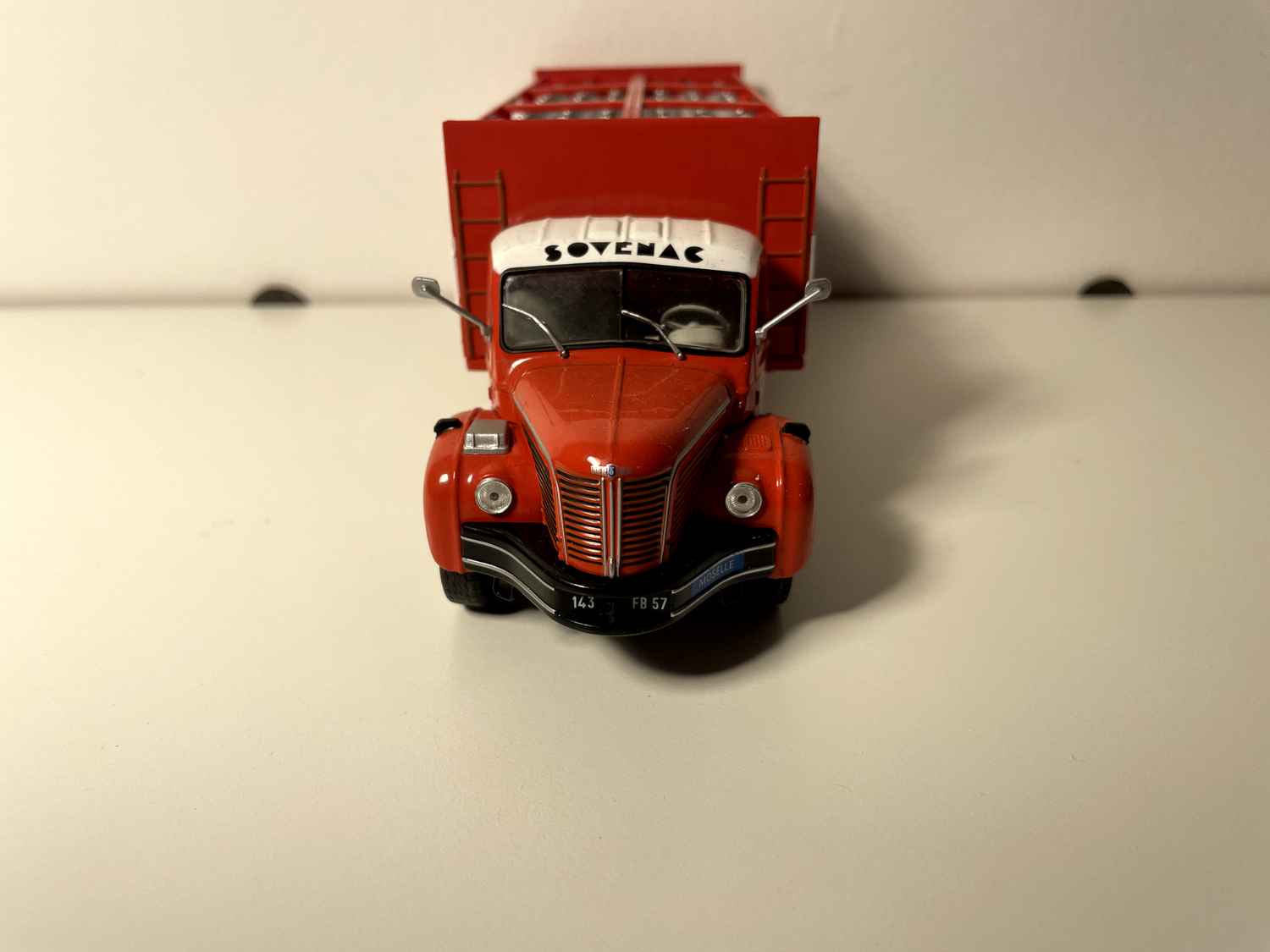 Camion Berliet GLR 8R rouge - camion transport de bouteilles de gaz