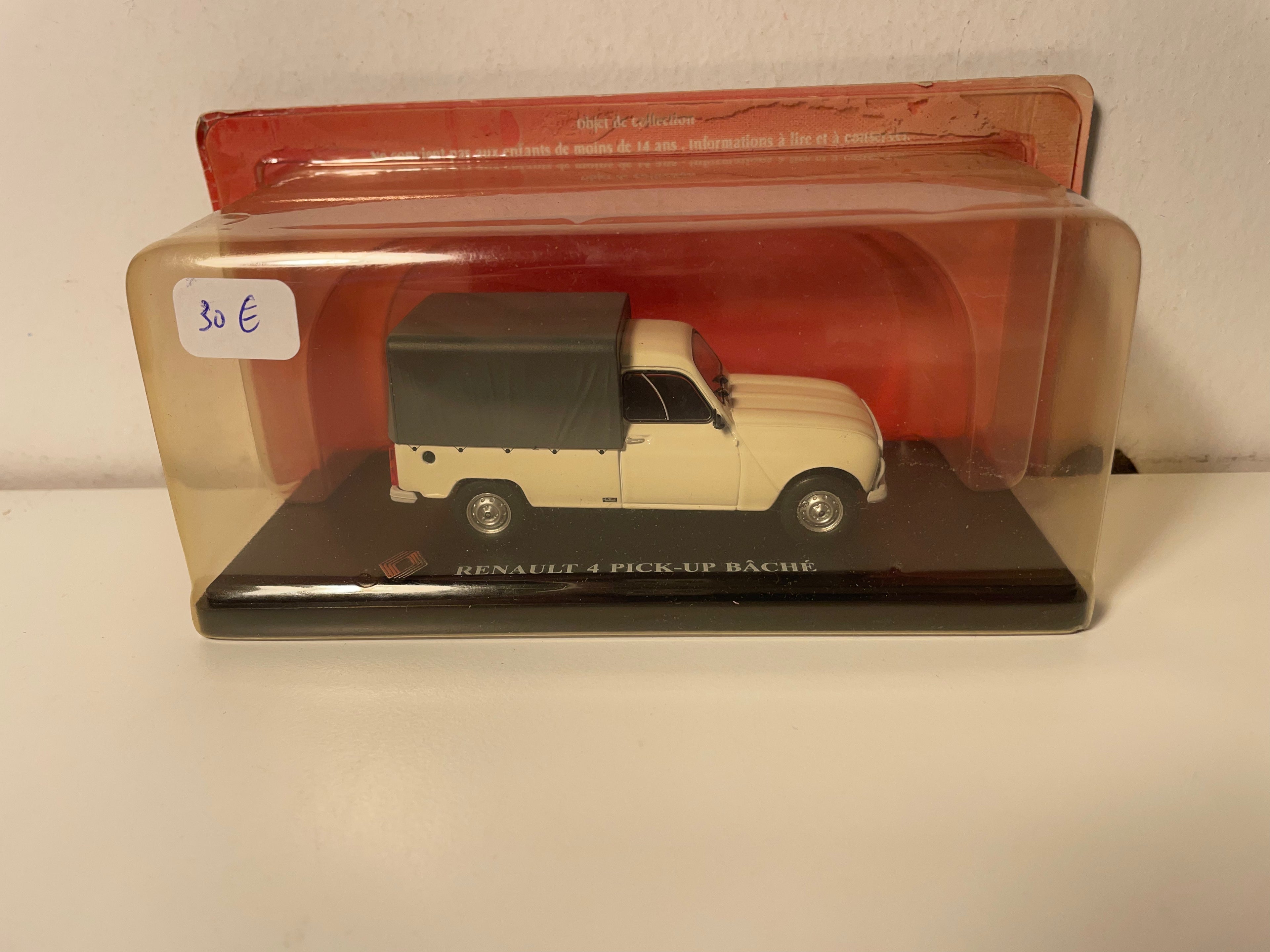 Renault 4 pick-up beige et bâche grise de 1983